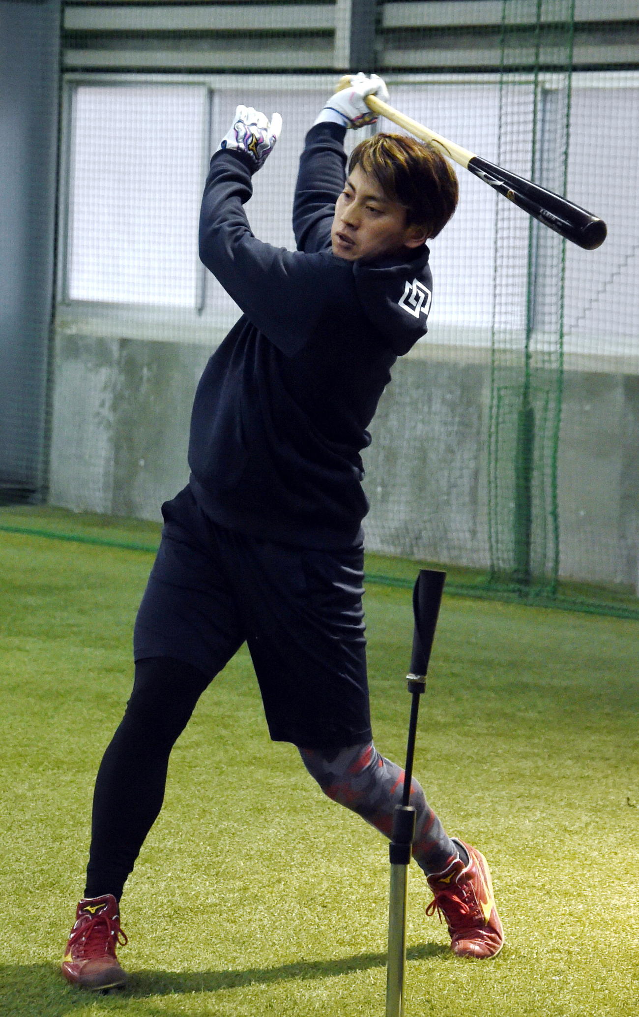 自主トレを公開しティー打撃で汗を流す楽天小郷（撮影・山田愛斗）