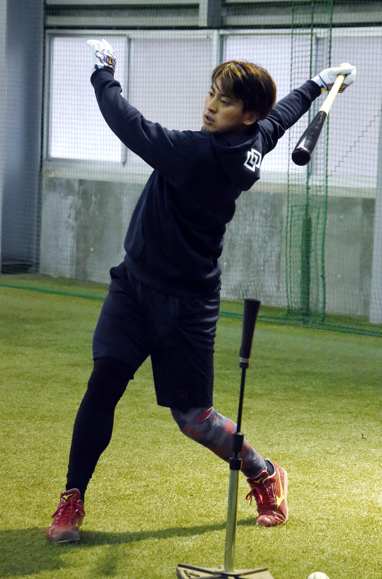 自主トレを公開しティー打撃で汗を流す楽天小郷（撮影・山田愛斗）