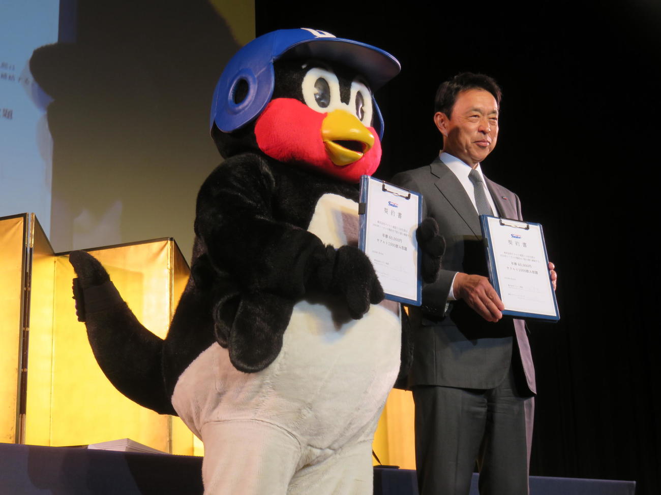12球団大トリで契約更改し、会見を行ったヤクルトのマスコット・つば九郎（左）と小川GM
