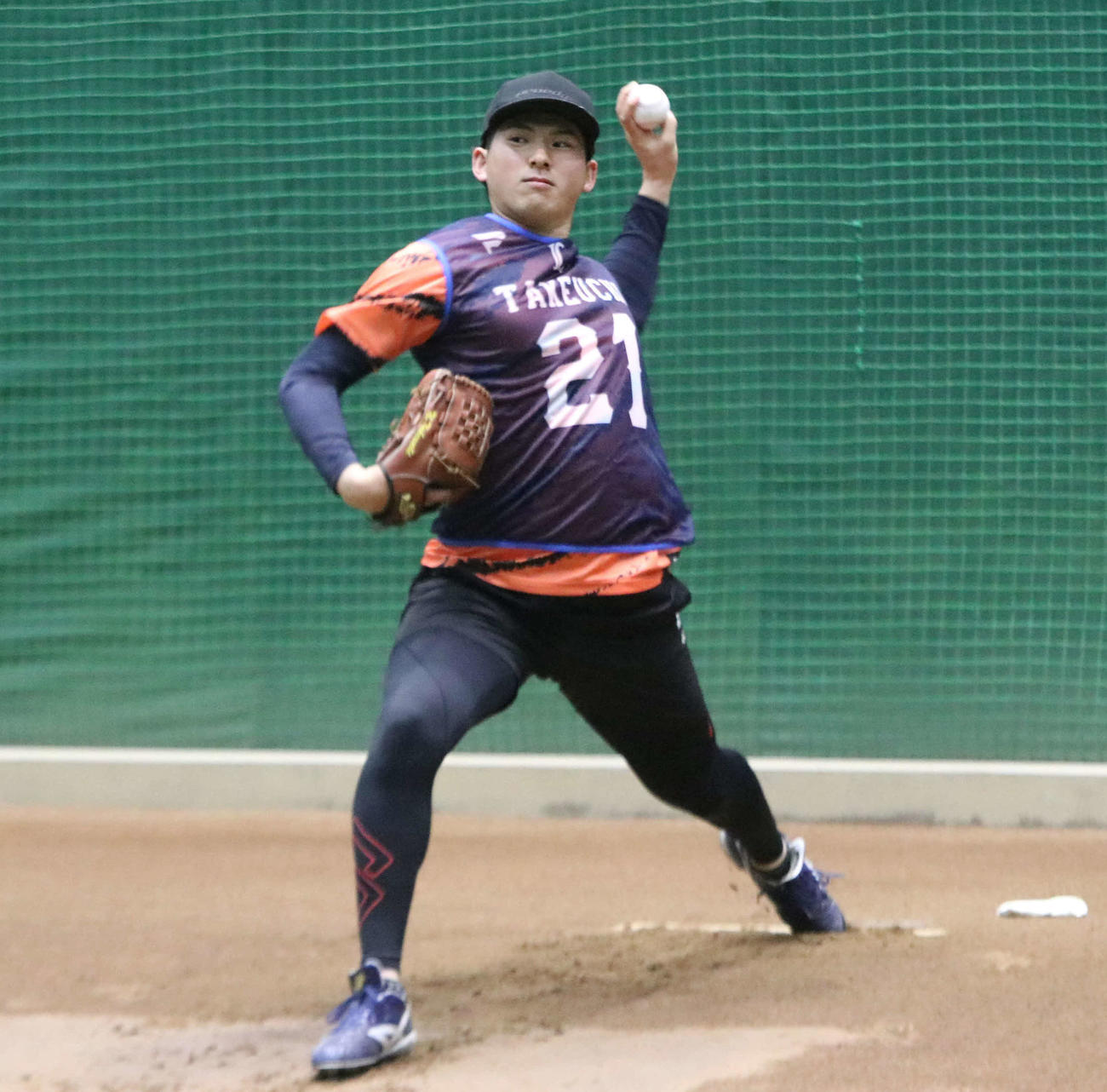 ブルペン入りした西武ドラフト1位の武内（撮影・山崎純一）