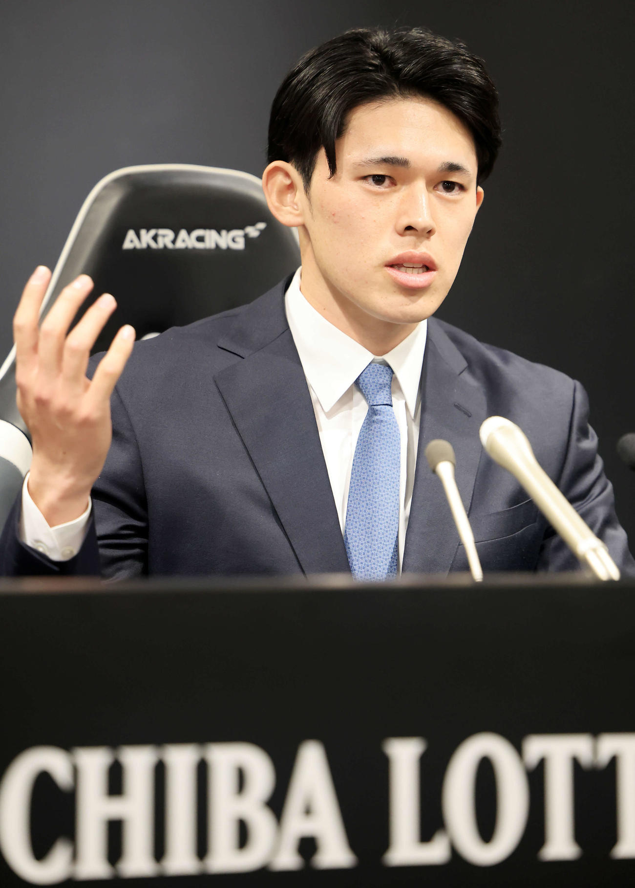 会見に臨み手ぶりを交えて話すロッテ佐々木朗希＝2024年1月27日