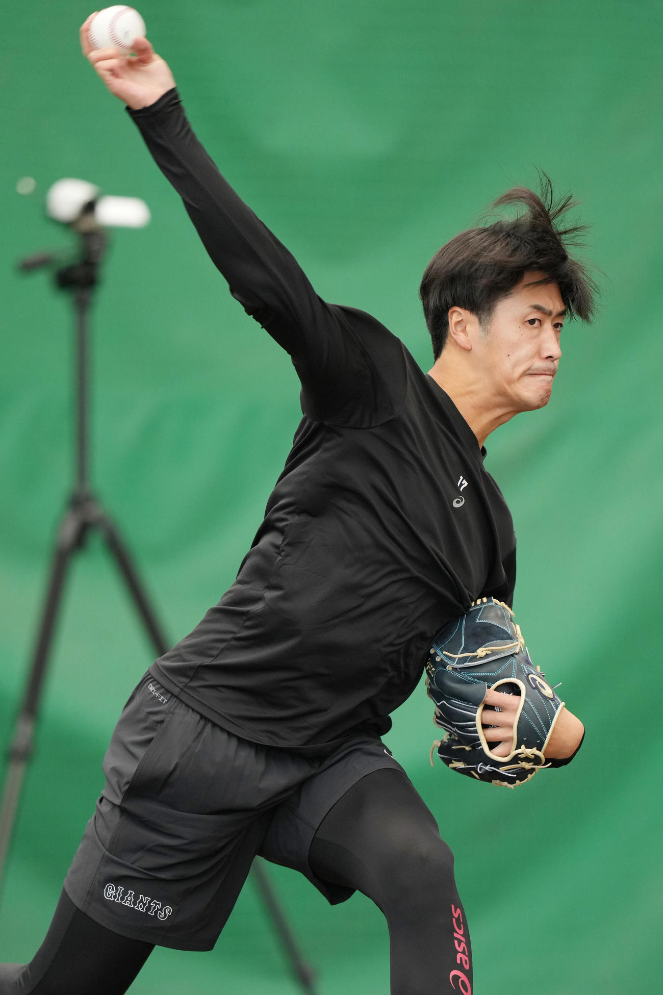 ブルペンで投球する巨人西舘（撮影・鈴木みどり）