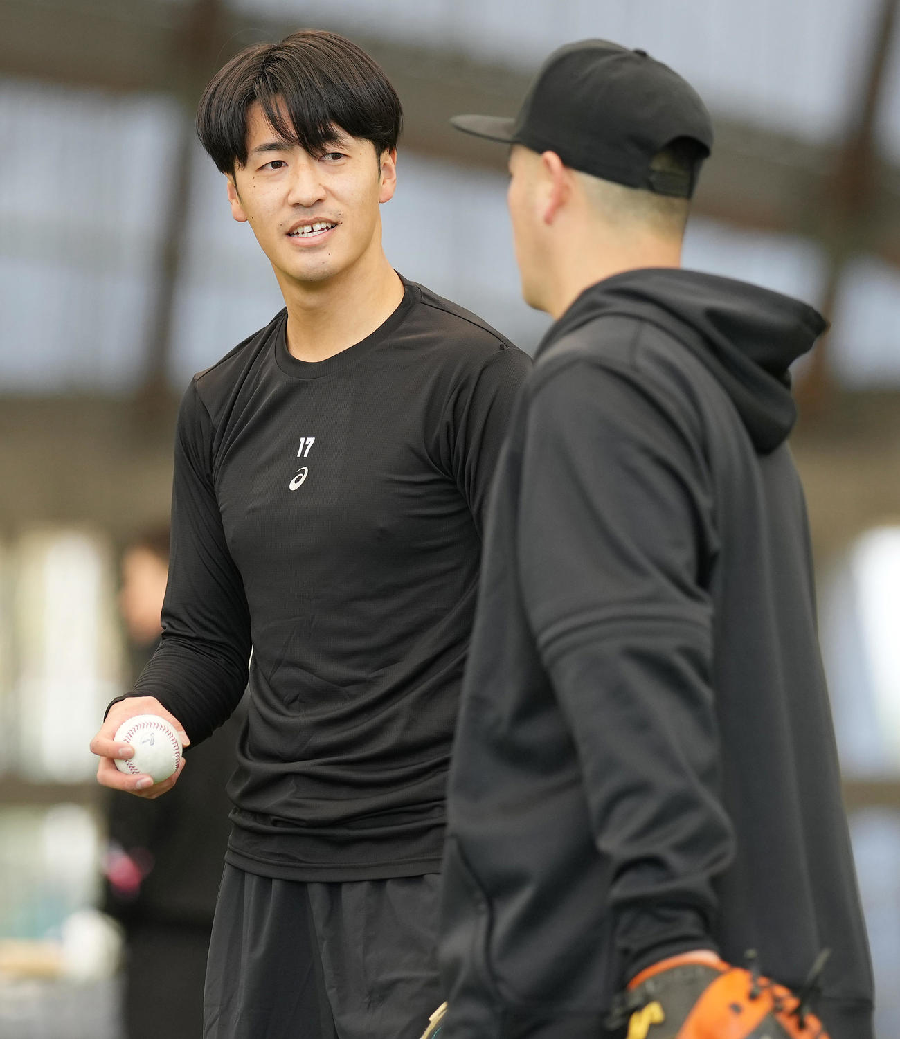 ブルペンでの投球後、岸田（右）と話す巨人西舘（撮影・鈴木みどり）