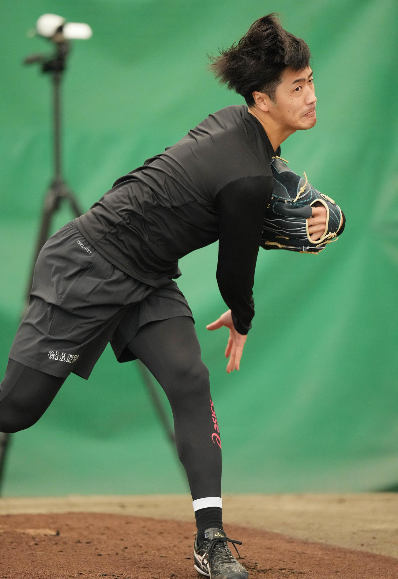 ブルペンで投球する巨人西舘（撮影・鈴木みどり）