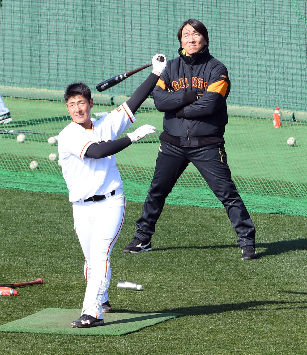 18年2月、岡本（手前）のロングティーを見守る巨人松井臨時コーチ