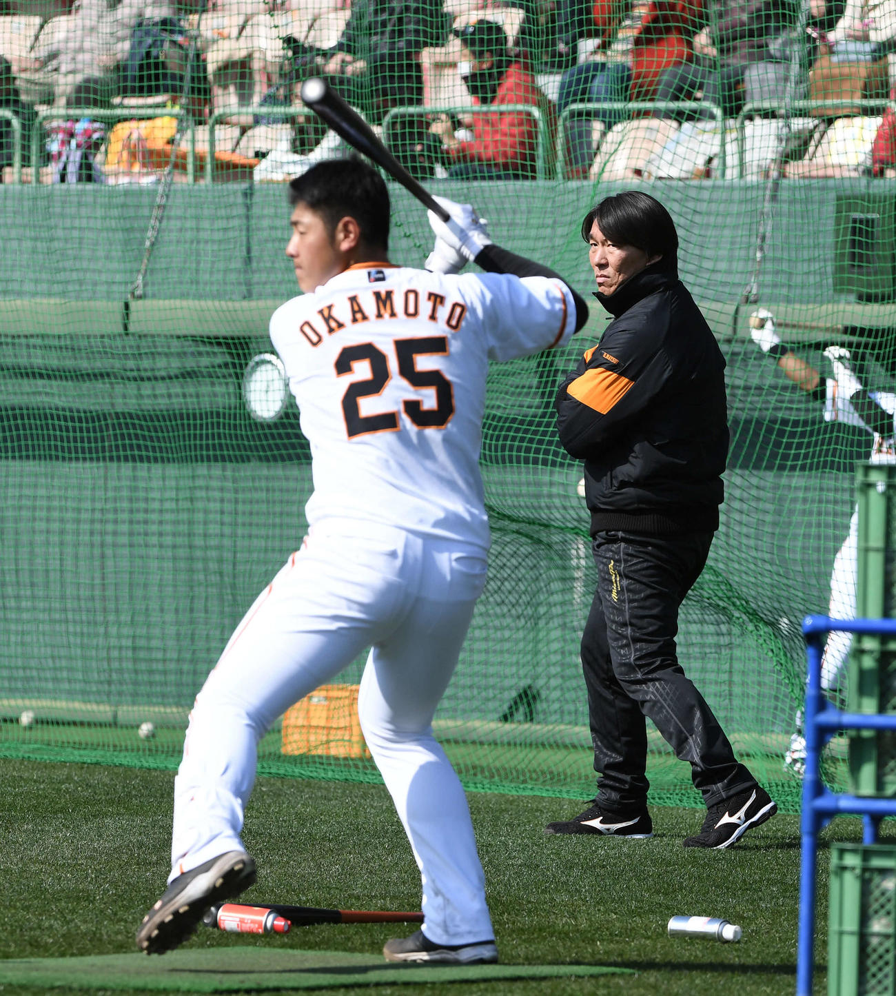 18年2月、岡本（手前）のロングティーを見守る巨人松井臨時コーチ