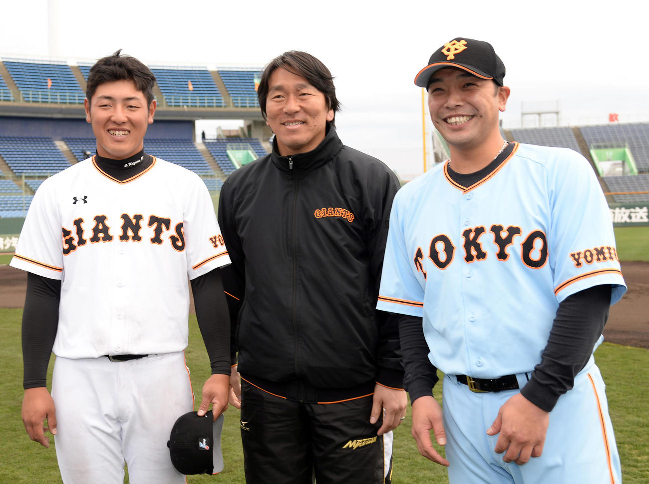 16年2月、巨人の宮崎キャンプを打ち上げ笑顔の岡本（左）松井臨時コーチ（中央）阿部
