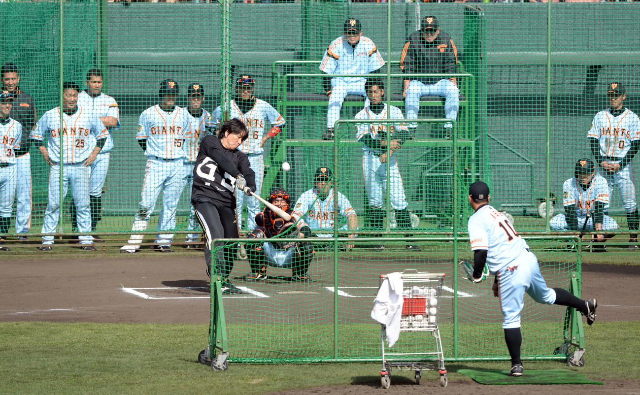 14年2月、巨人宮崎春季キャンプ　原辰徳監督、ナインが見つめる中、右翼に本塁打を放つ松井秀喜臨時コーチ。投手阿部慎之助、捕手小林誠司