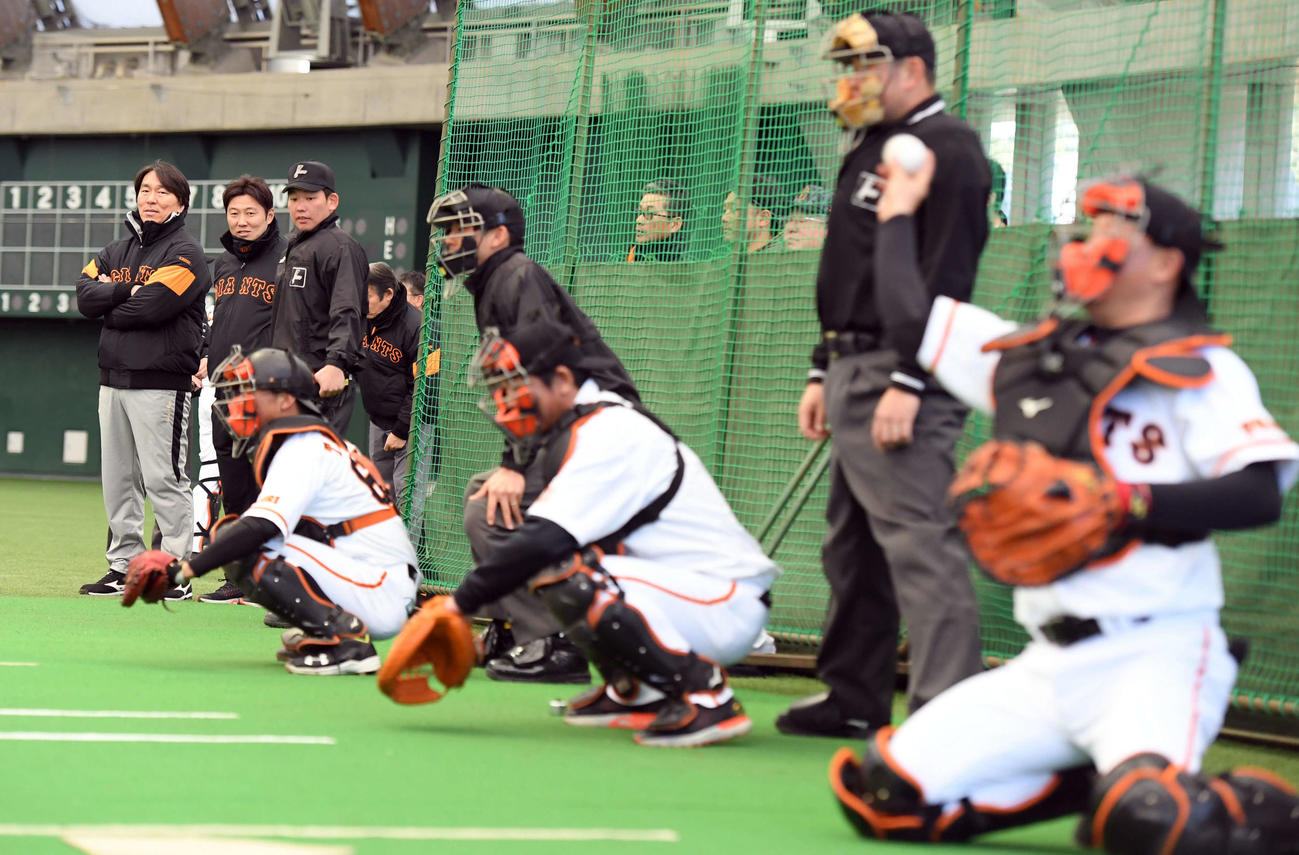 18年2月、巨人宮崎春季キャンプ　ブルペンに姿を見せた巨人松井秀喜臨時コーチ　
