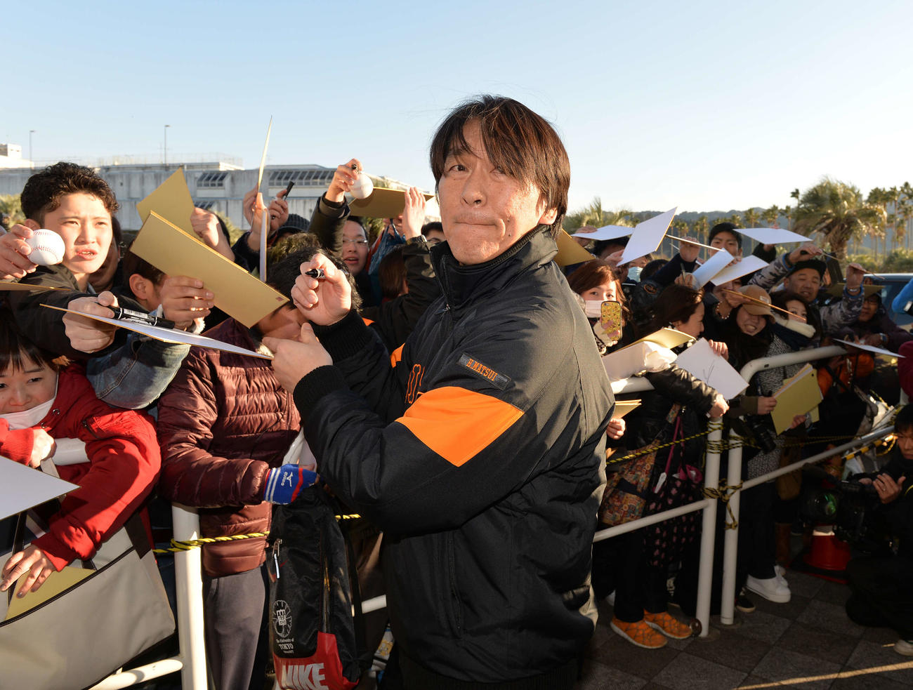 18年2月、宮崎春季キャンプ　ファンにサインする巨人松井秀喜臨時コーチ