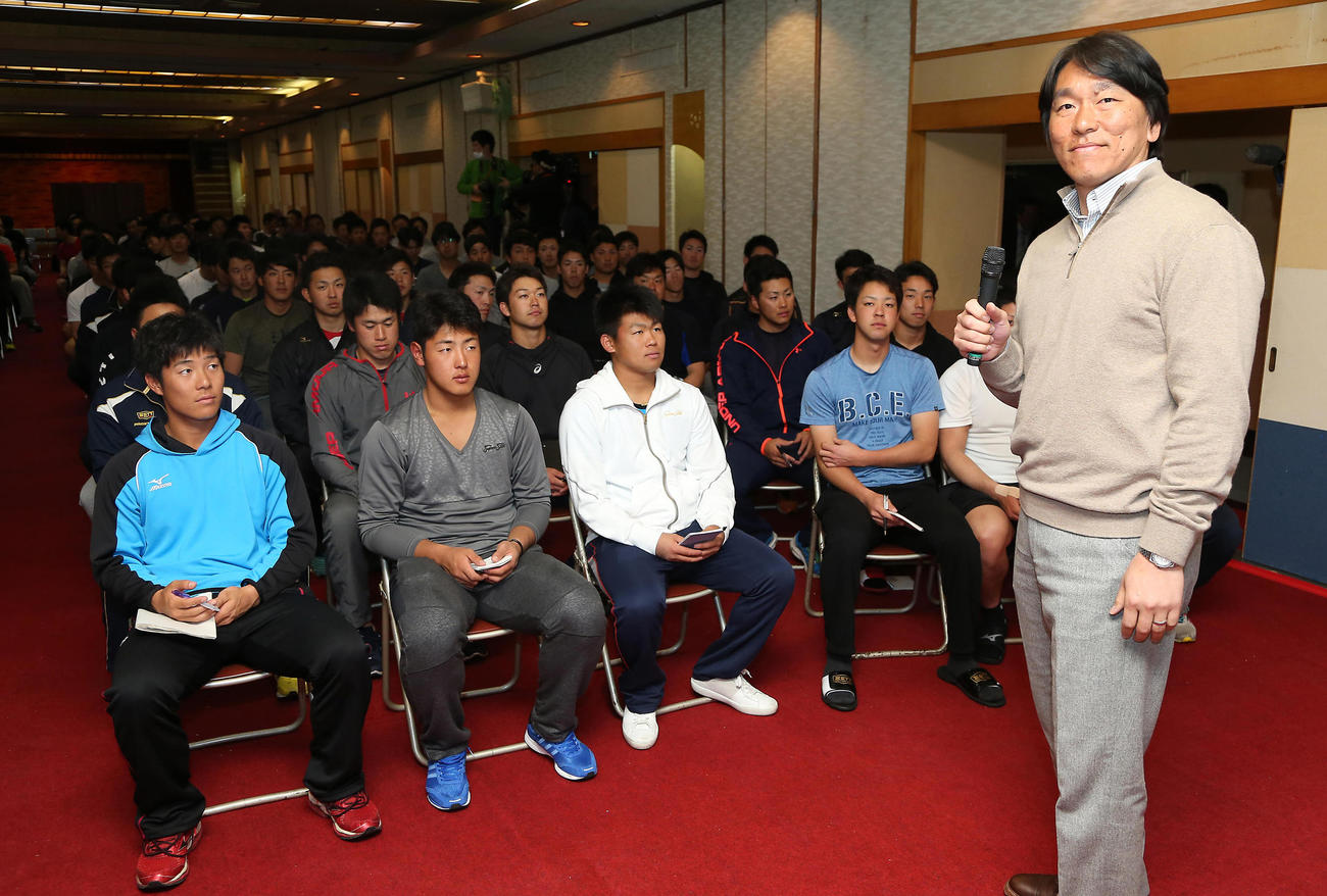 巨人宮崎春季キャンプ　宮崎市内のホテルで巨人松井秀喜臨時コーチ（右端）は選手を前に講演する。前列左から和田恋、岡本和真、田口麗斗＝2016年2月13日　代表撮影　サンケイスポーツ