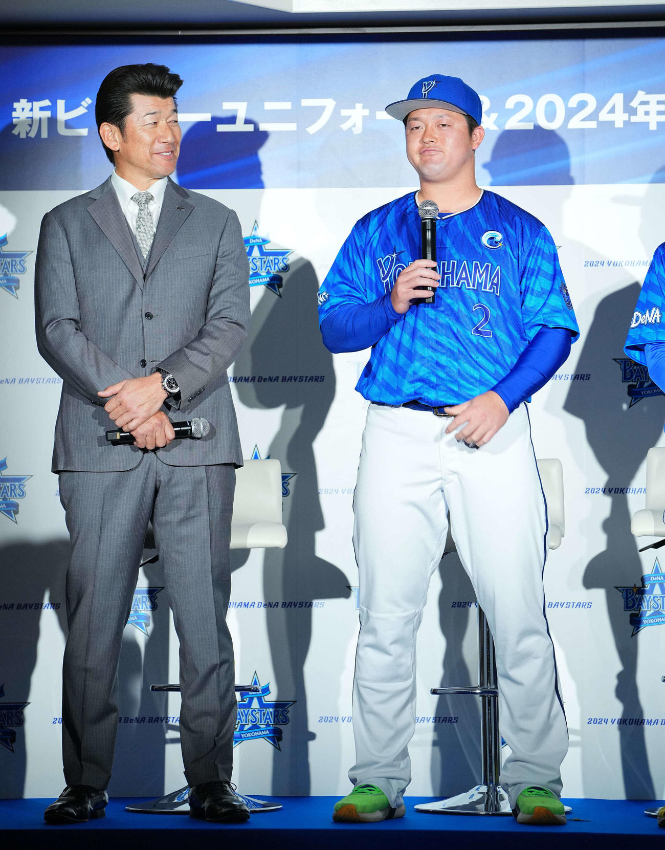 船内で行われる新ビジターユニホーム発表イベントで笑顔を見せるDeNA三浦監督（左）と牧（撮影・垰建太）