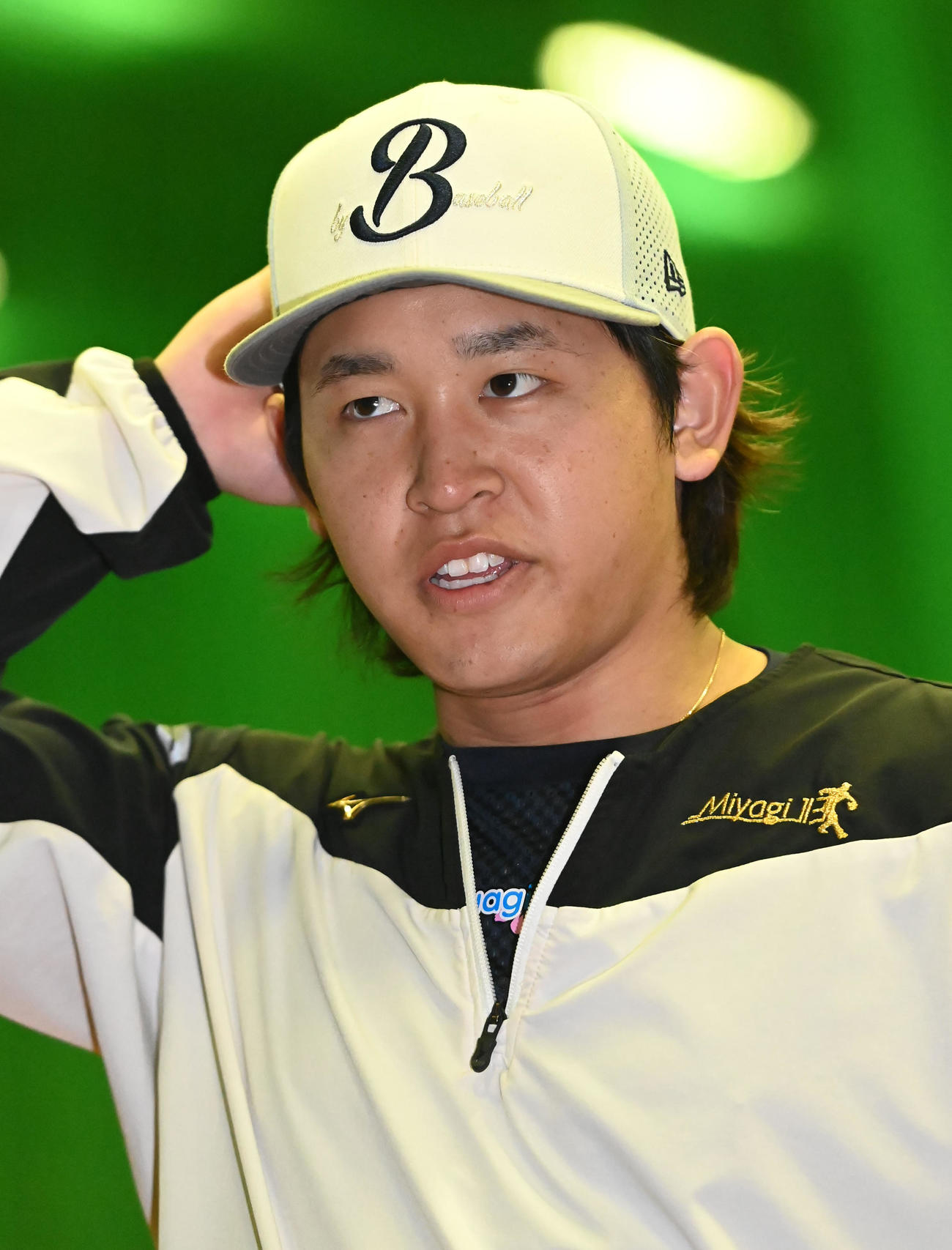 報道陣を質問に答える宮城（写真は12日撮影）