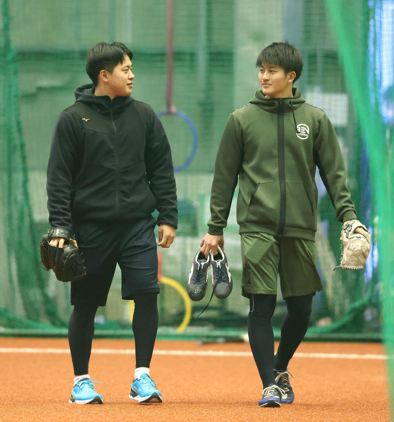 自主トレ中に会話するオリックス東松（左）と高島（撮影・白石智彦）