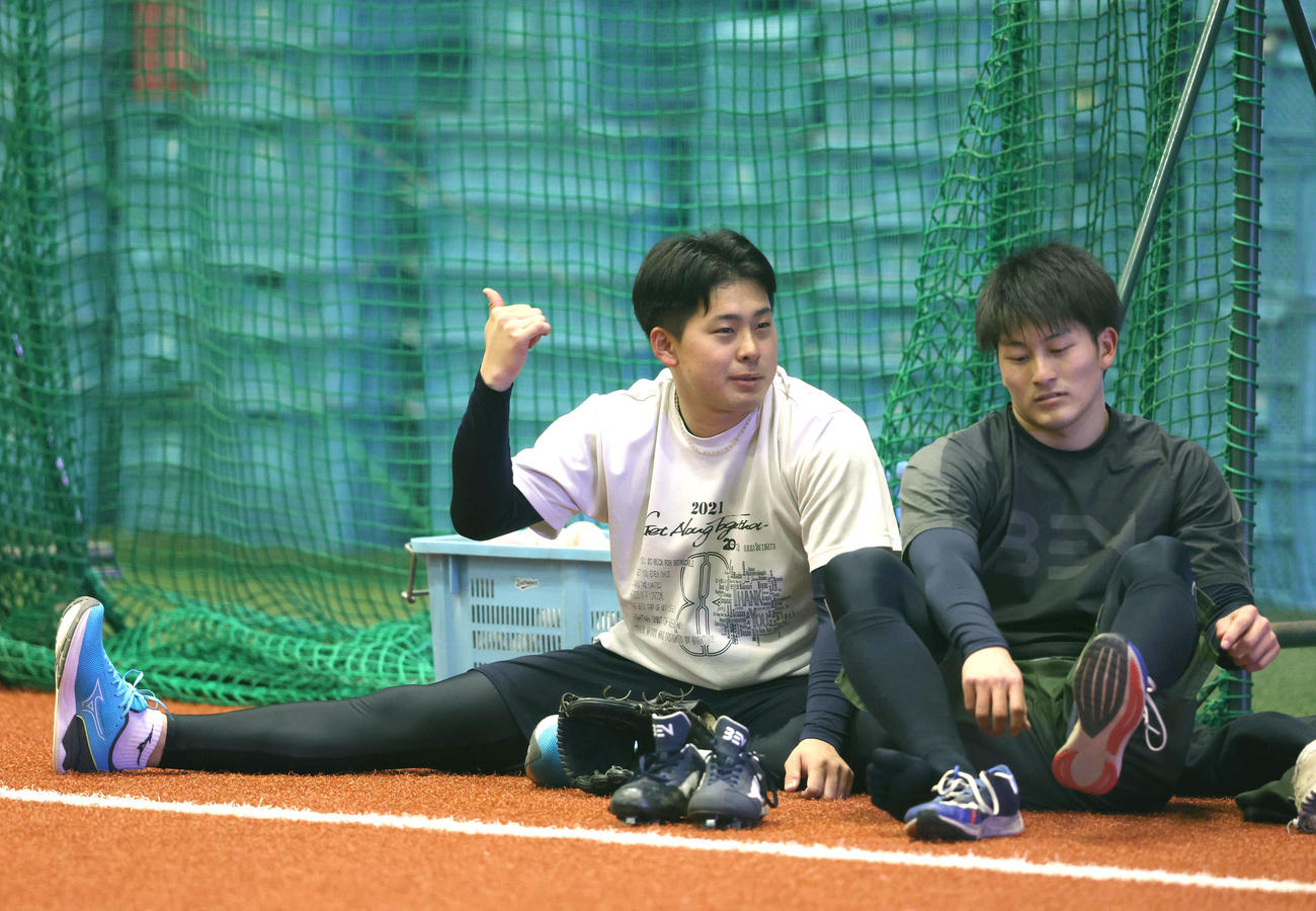 自主トレ中に会話するオリックス東松（左）と高島（撮影・白石智彦）