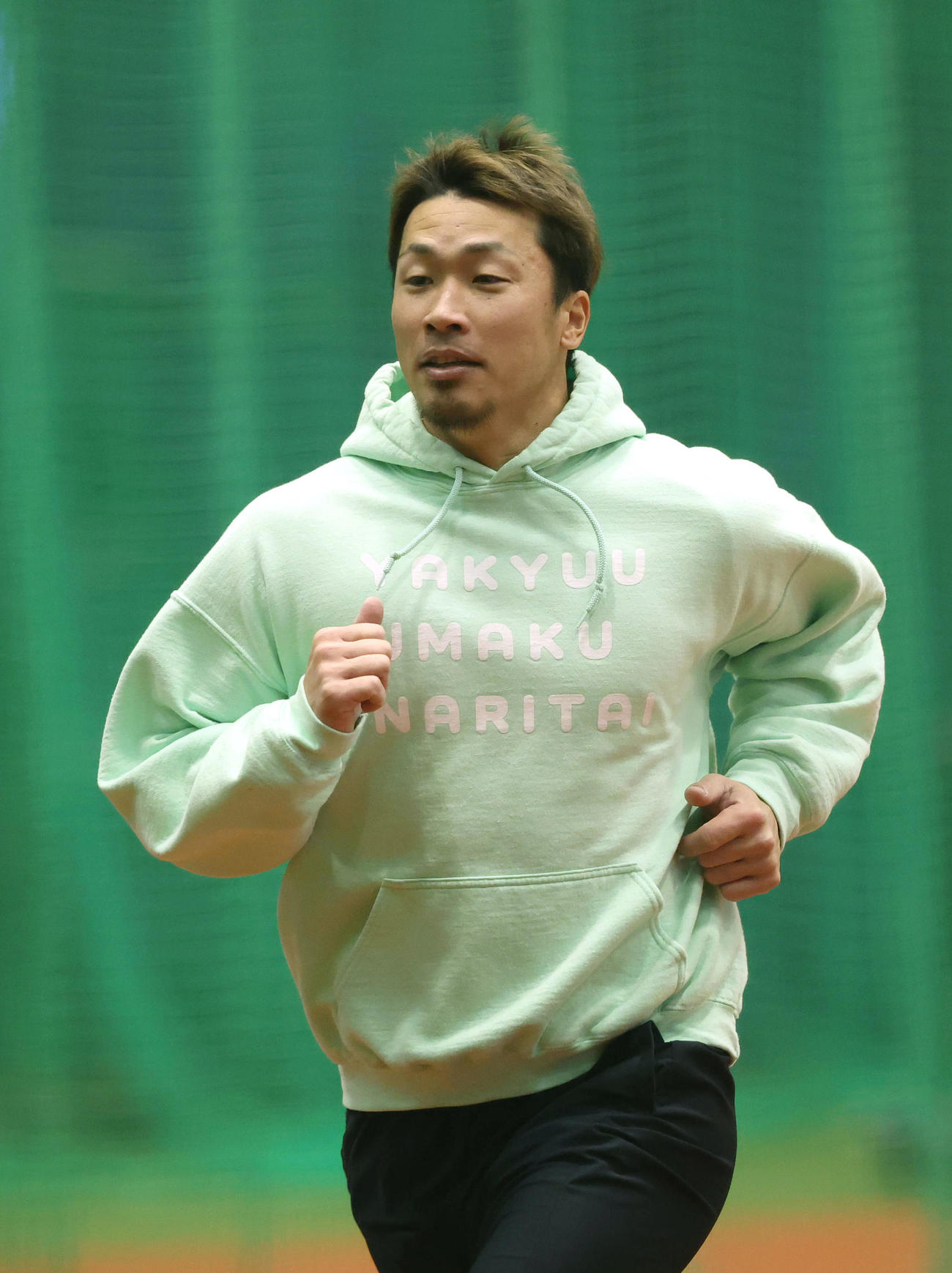 自主トレでダッシュするオリックス安達（撮影・白石智彦）