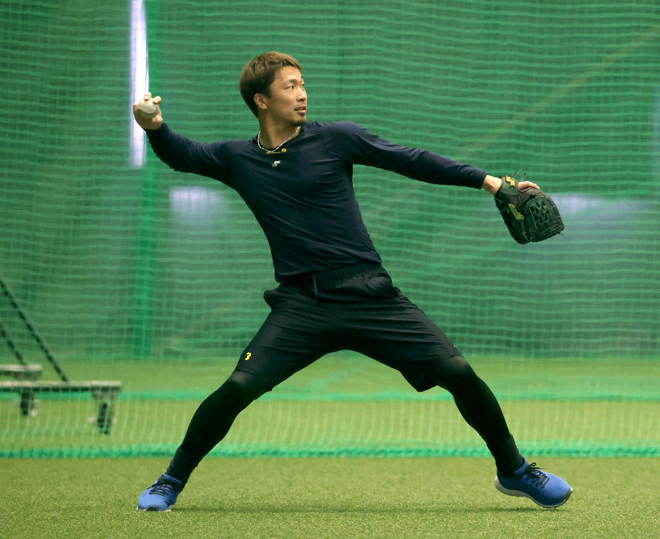 自主トレでキャッチボールするオリックス安達（撮影・白石智彦）