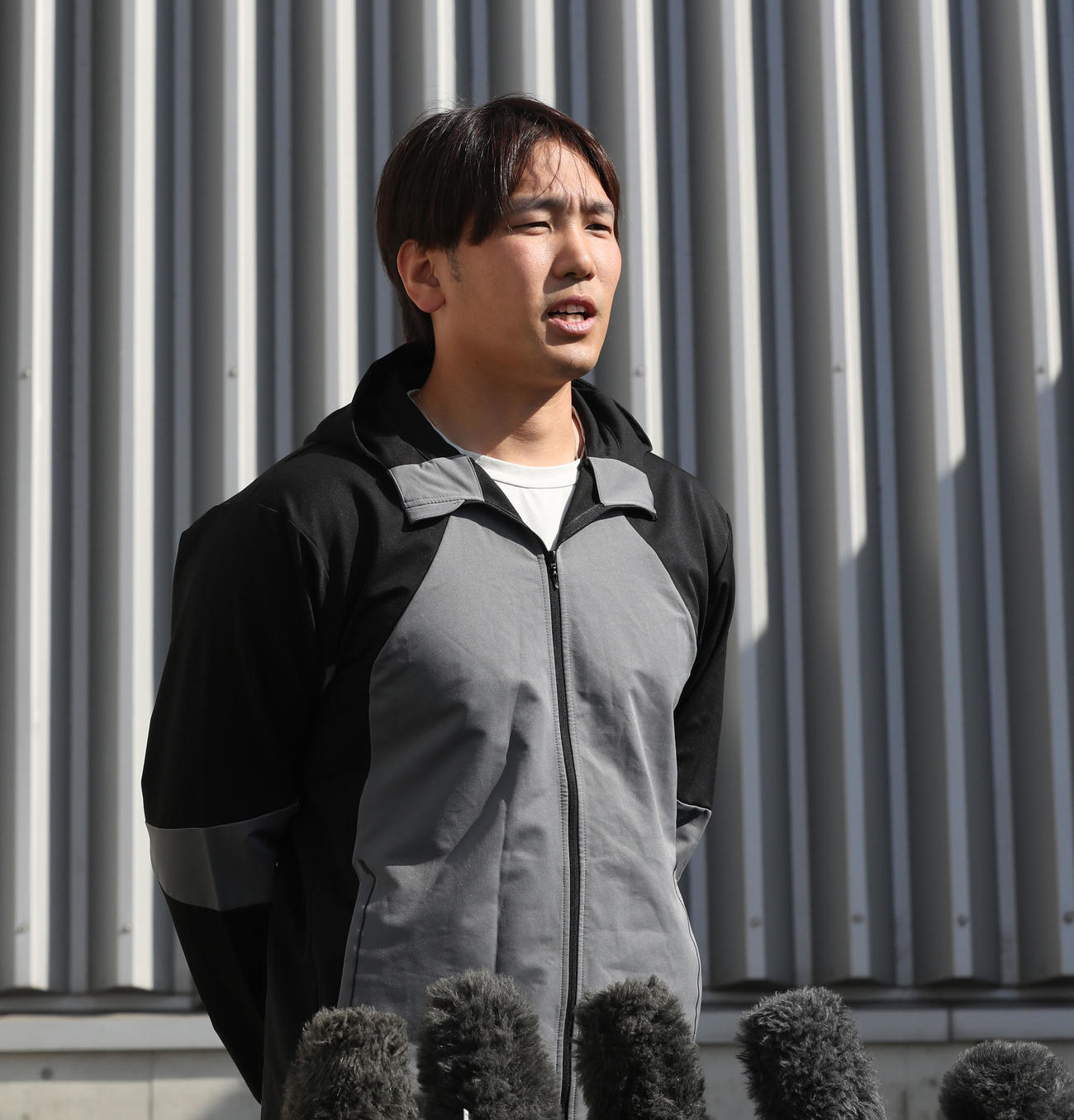 囲み取材で質問に答える石川（撮影・冨田成美）