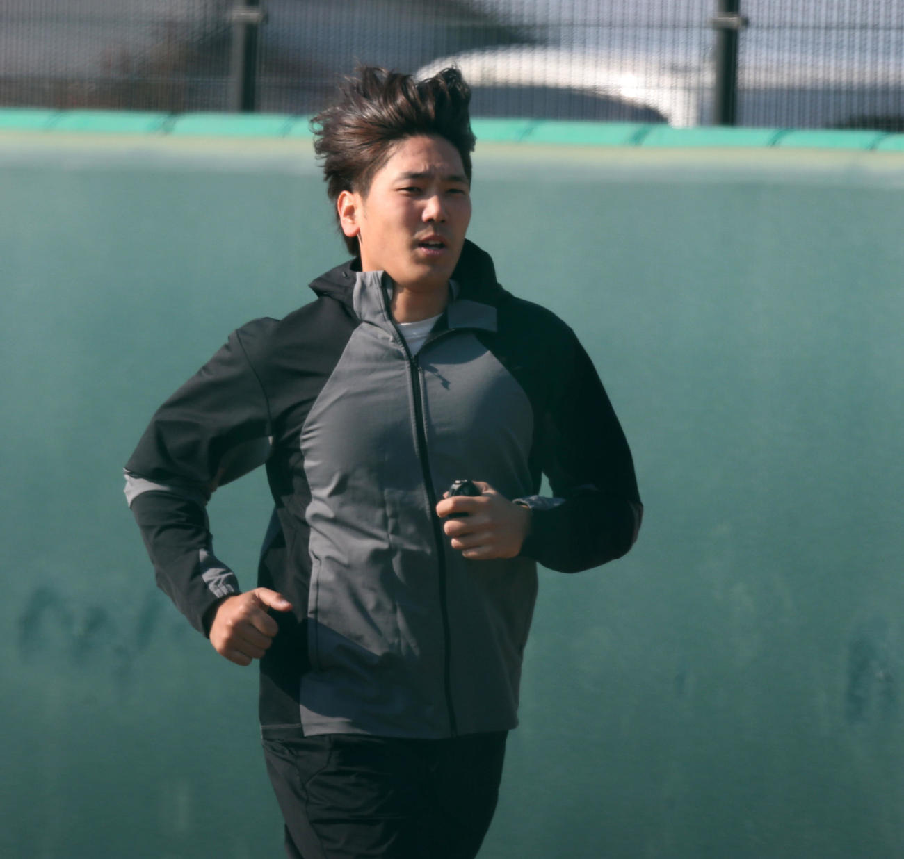 トレーニングを行う石川（撮影・冨田成美）