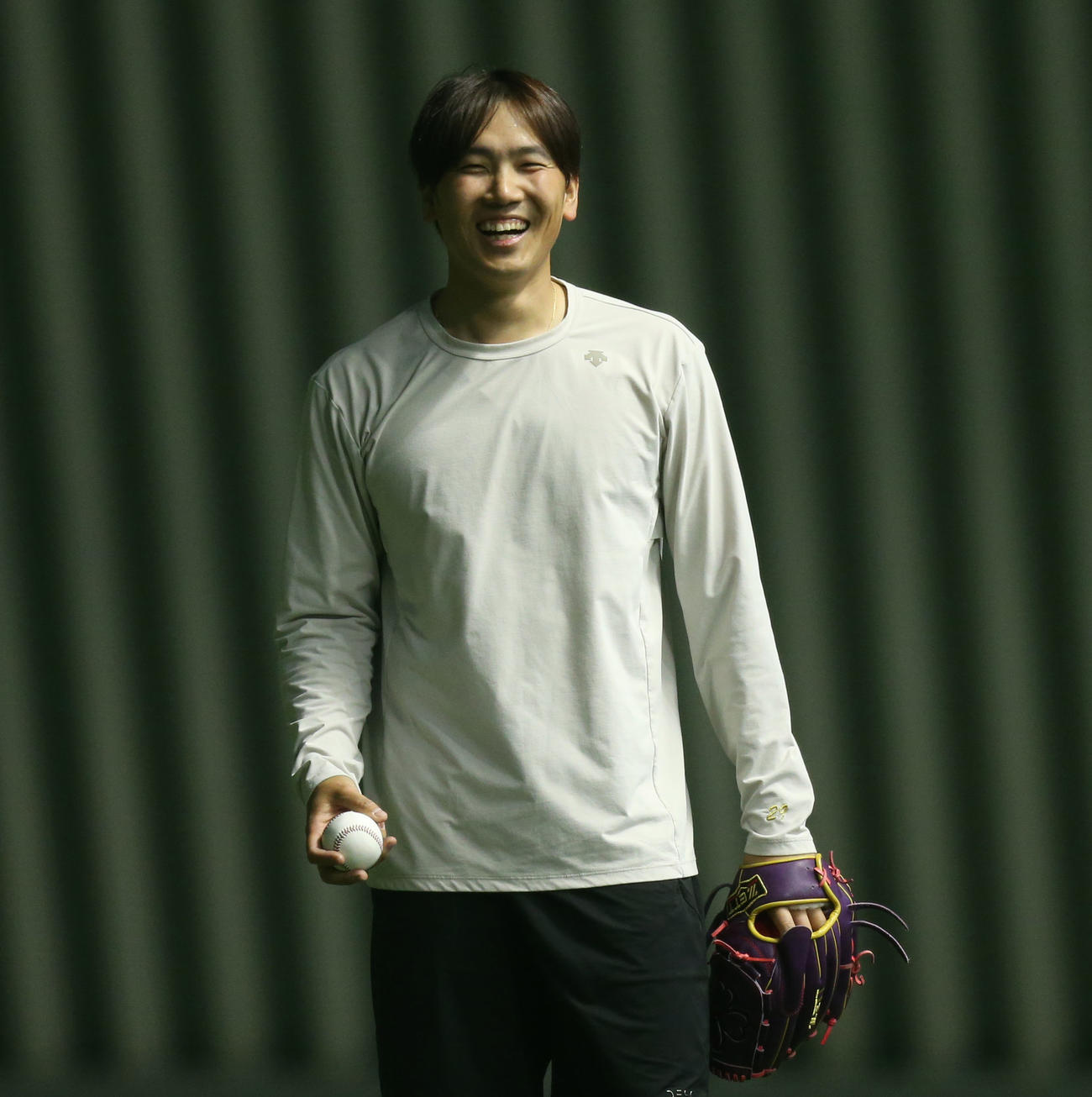 トレーニングの合間に笑顔を見せる石川（撮影・冨田成美）