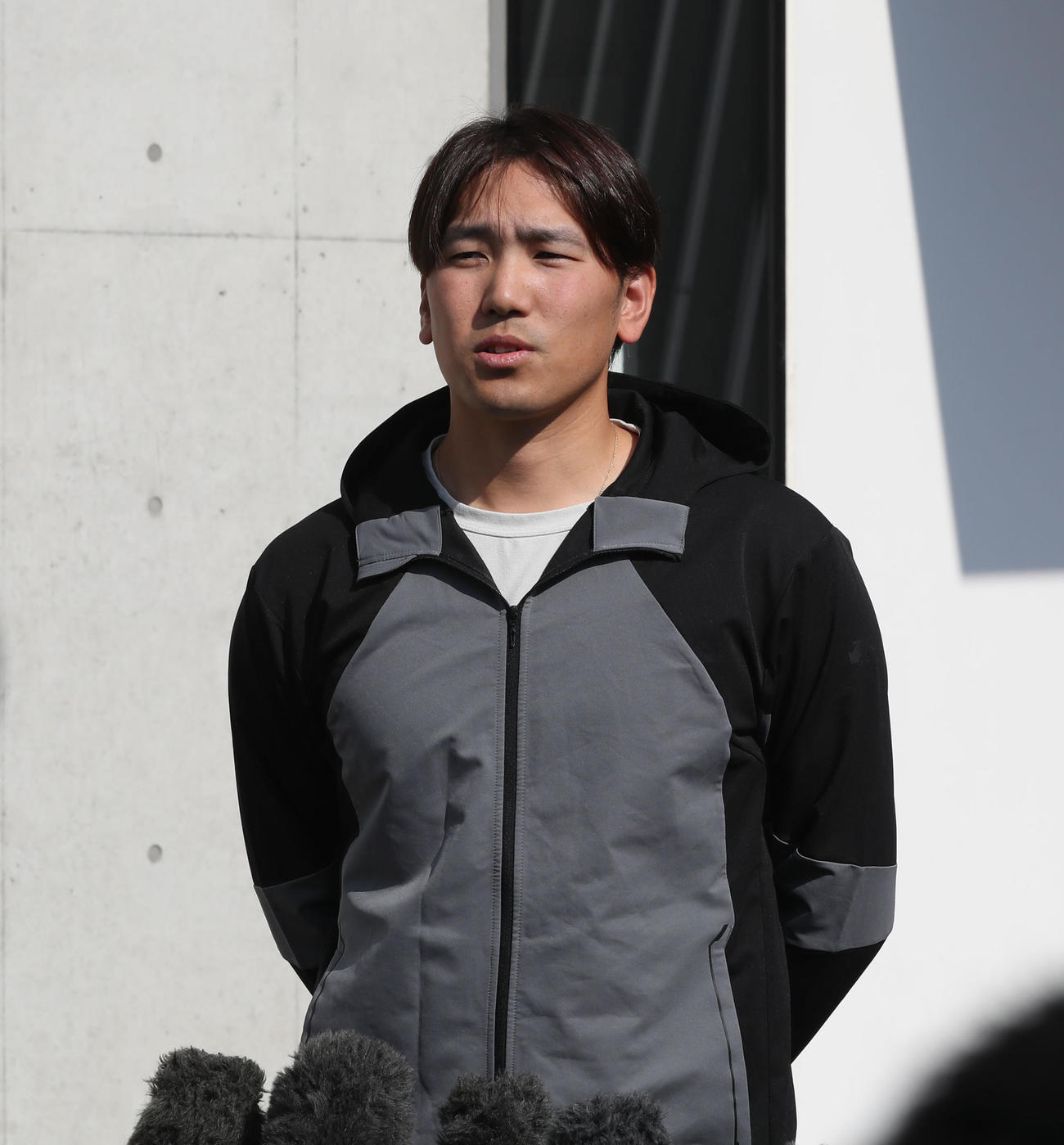 囲み取材で質問に答える石川（撮影・冨田成美）