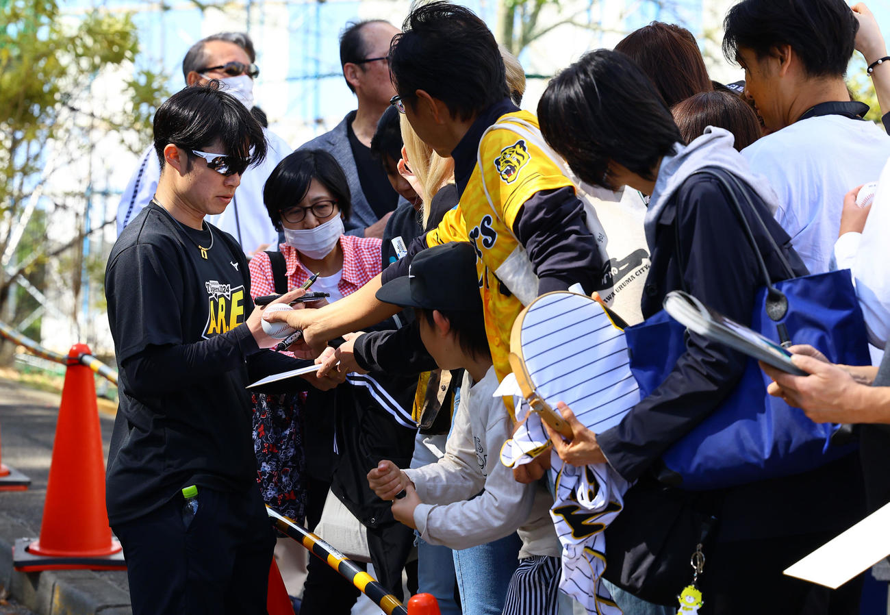 ファンにサインする中野（撮影・藤尾明華）
