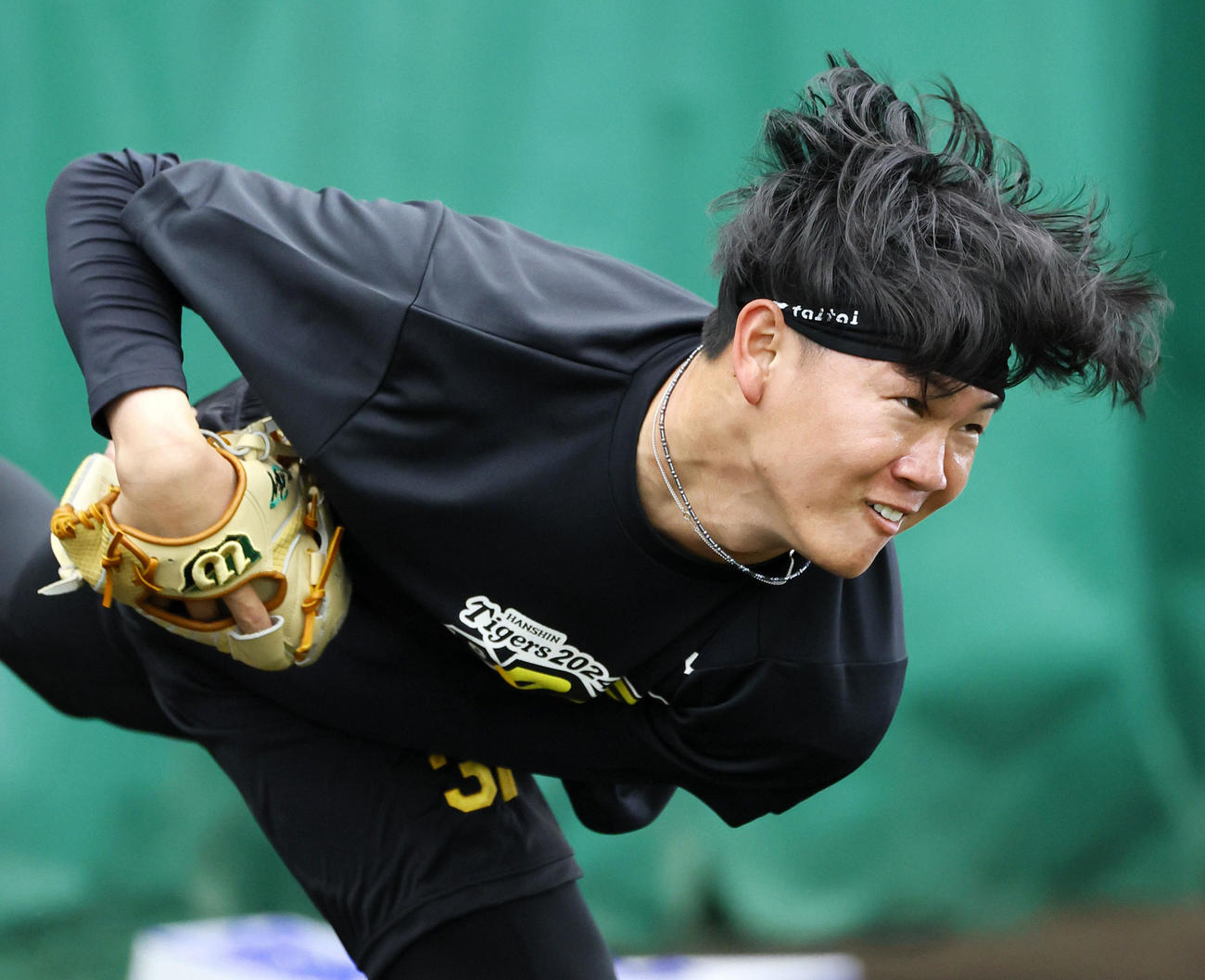ブルペンで投球練習する及川（撮影・藤尾明華）