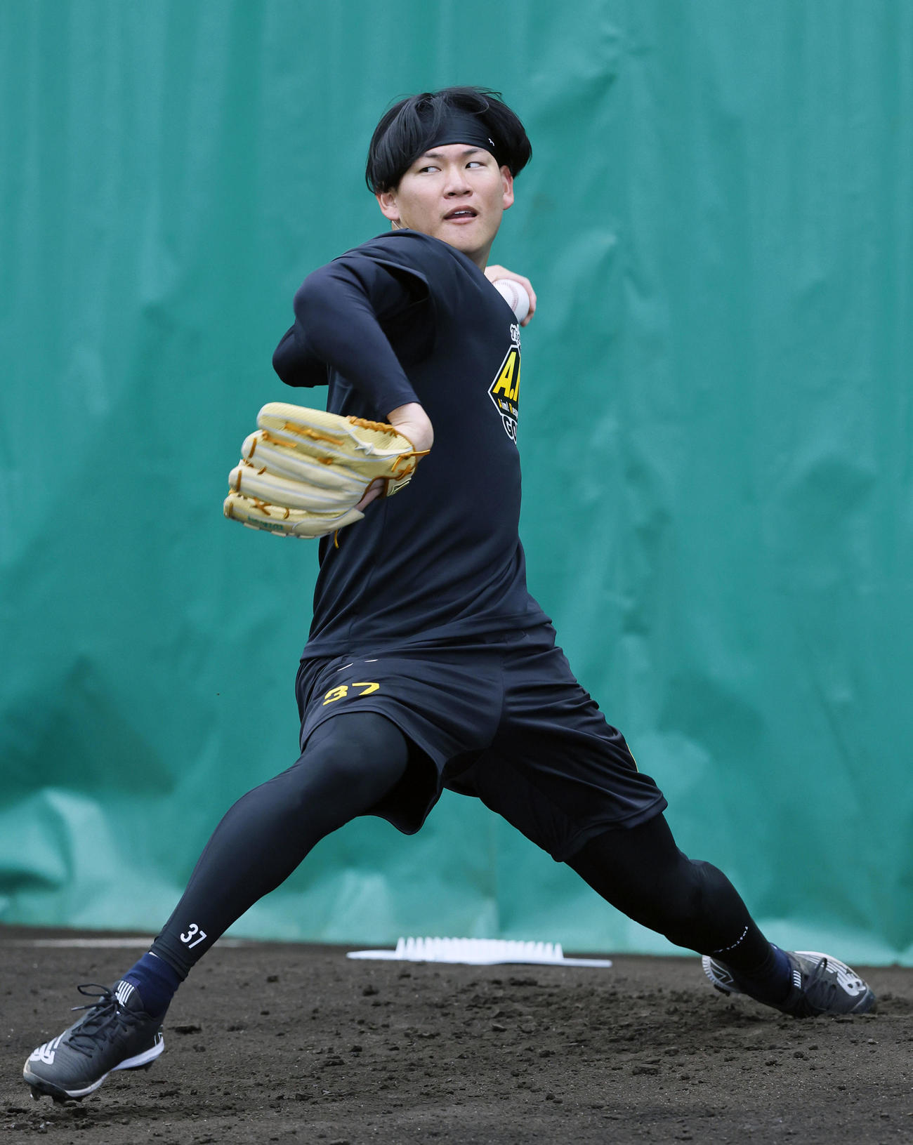 ブルペンで投球練習する及川（撮影・藤尾明華）