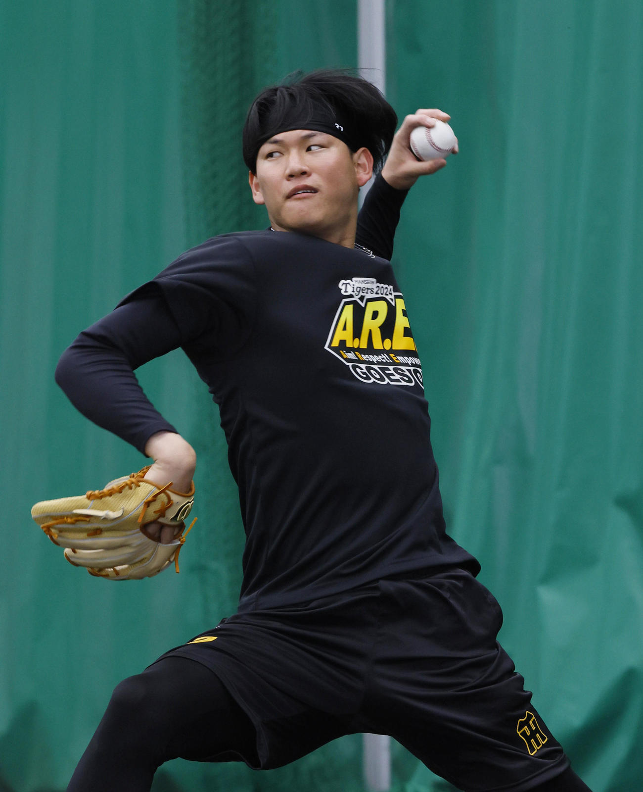 ブルペンで投球練習する及川（撮影・藤尾明華）