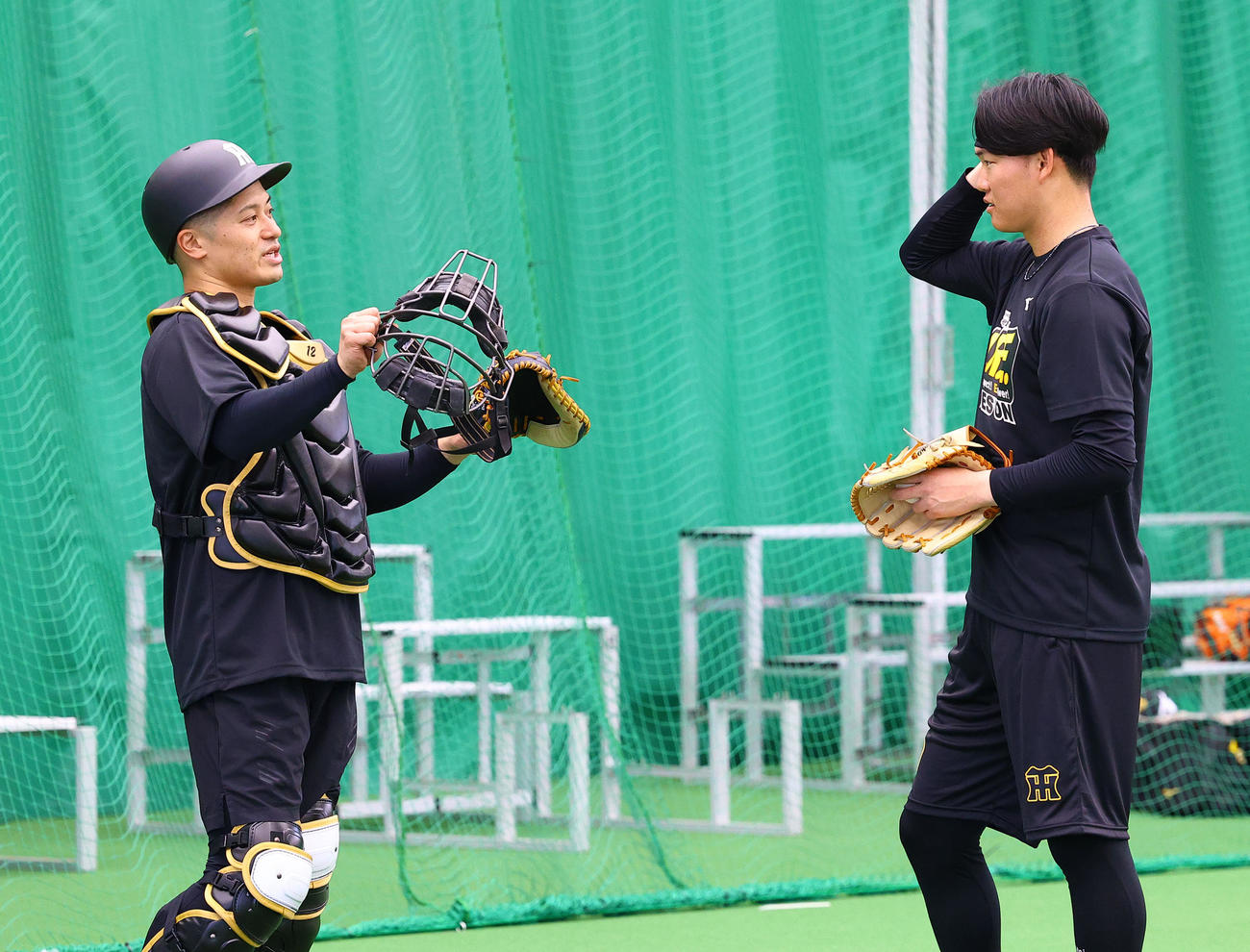ブルペンでの投球練習を終え話をする坂本（左）と及川（撮影・藤尾明華）