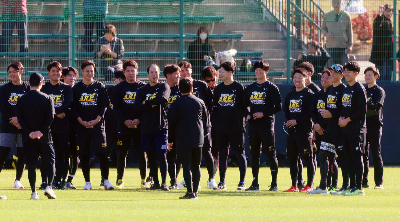 練習前のミーティングであいさつする茨木（右から2人目）と円陣中央付近で声を出す青柳（撮影・加藤哉）