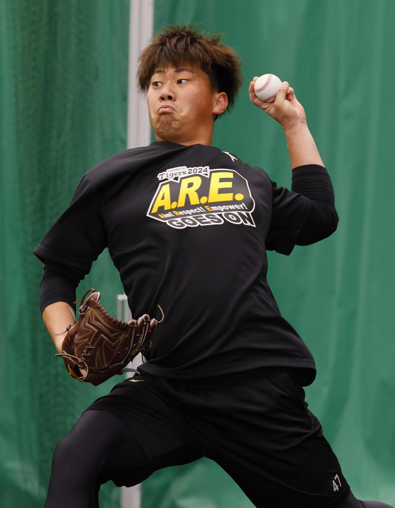 ブルペンで投球練習する桐敷（撮影・藤尾明華）