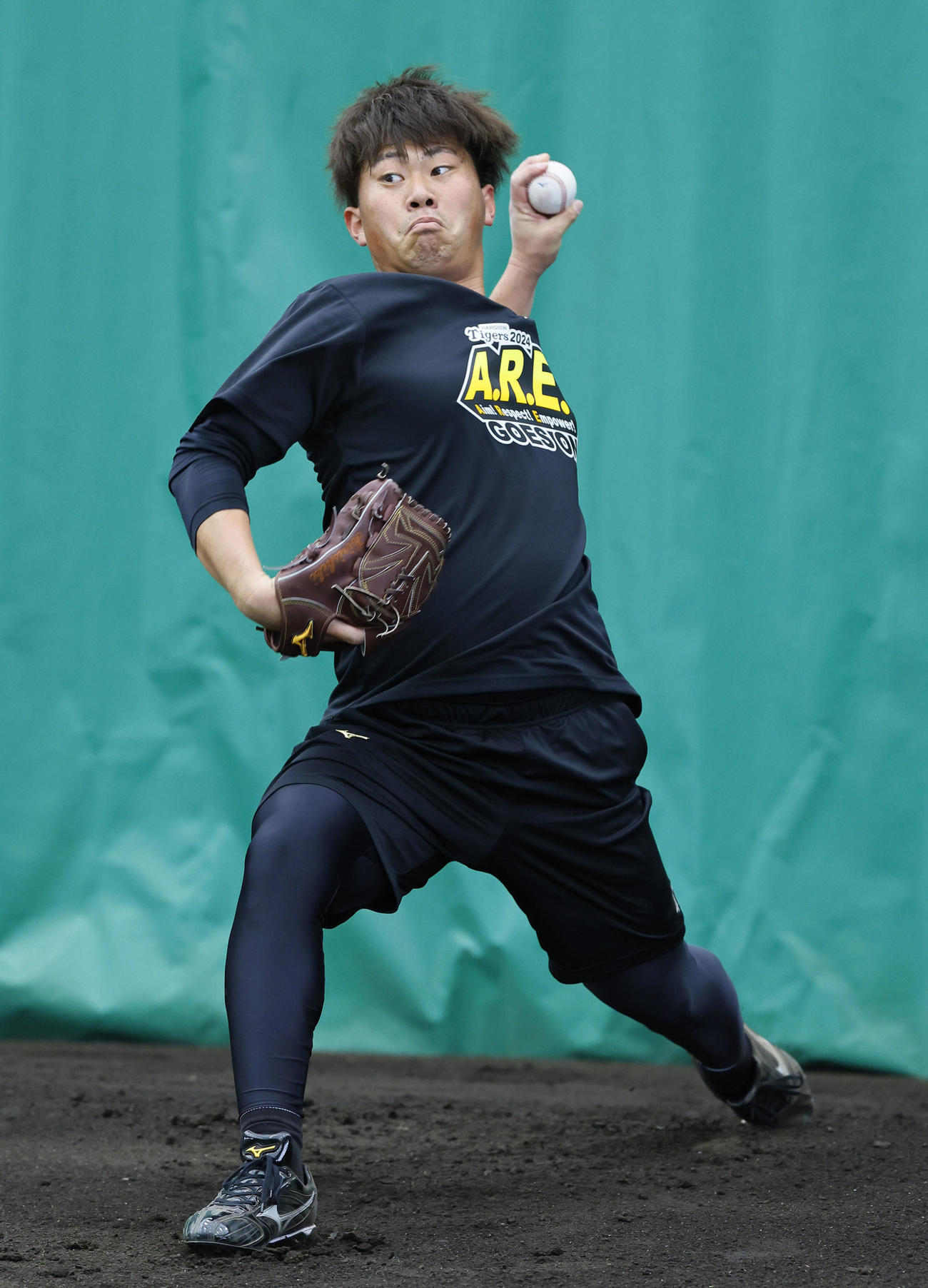 ブルペンで投球練習する桐敷（撮影・藤尾明華）