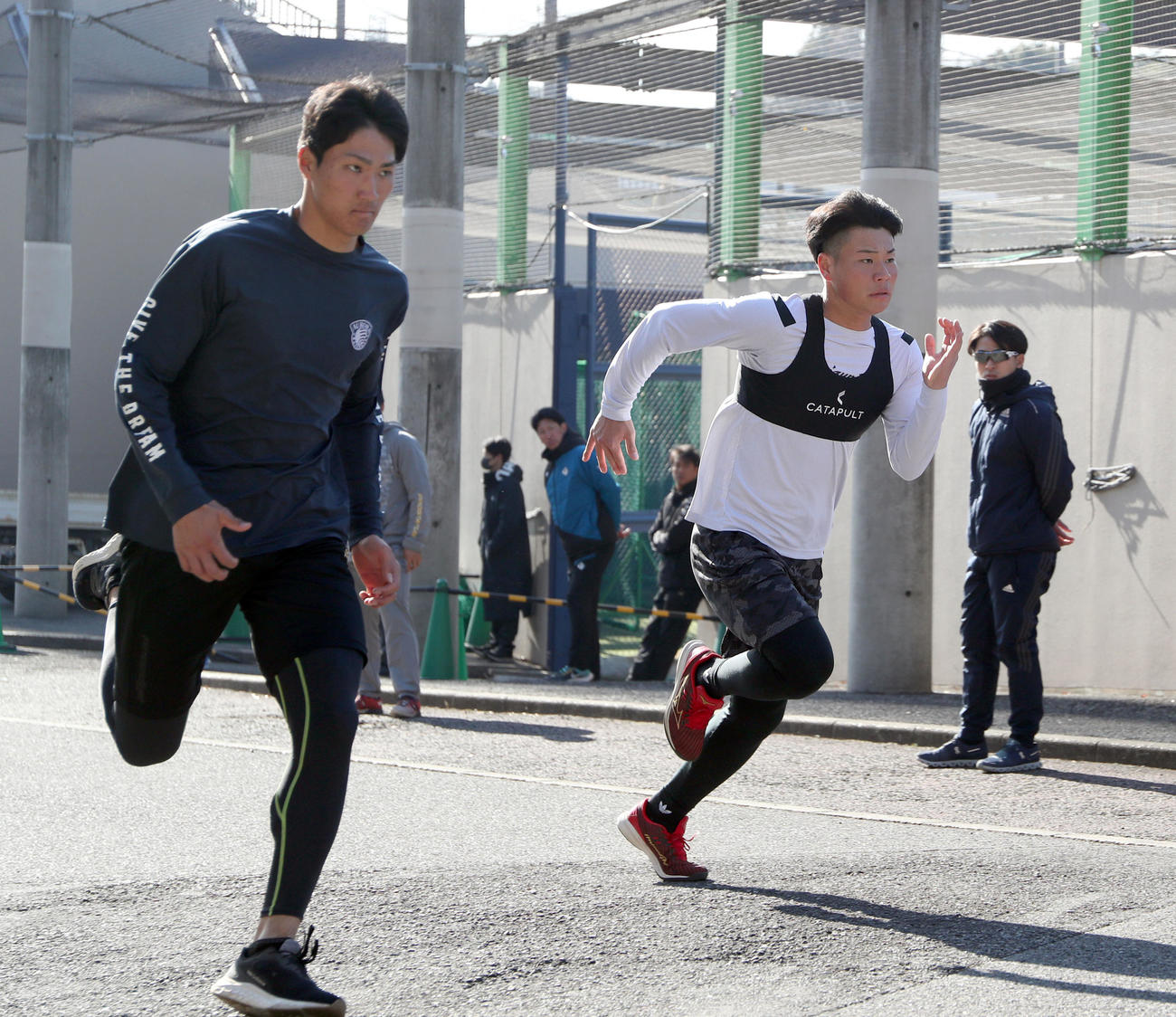 坂道ダッシュをする日本ハム加藤大（左手前）と明瀬＝2024年1月10日