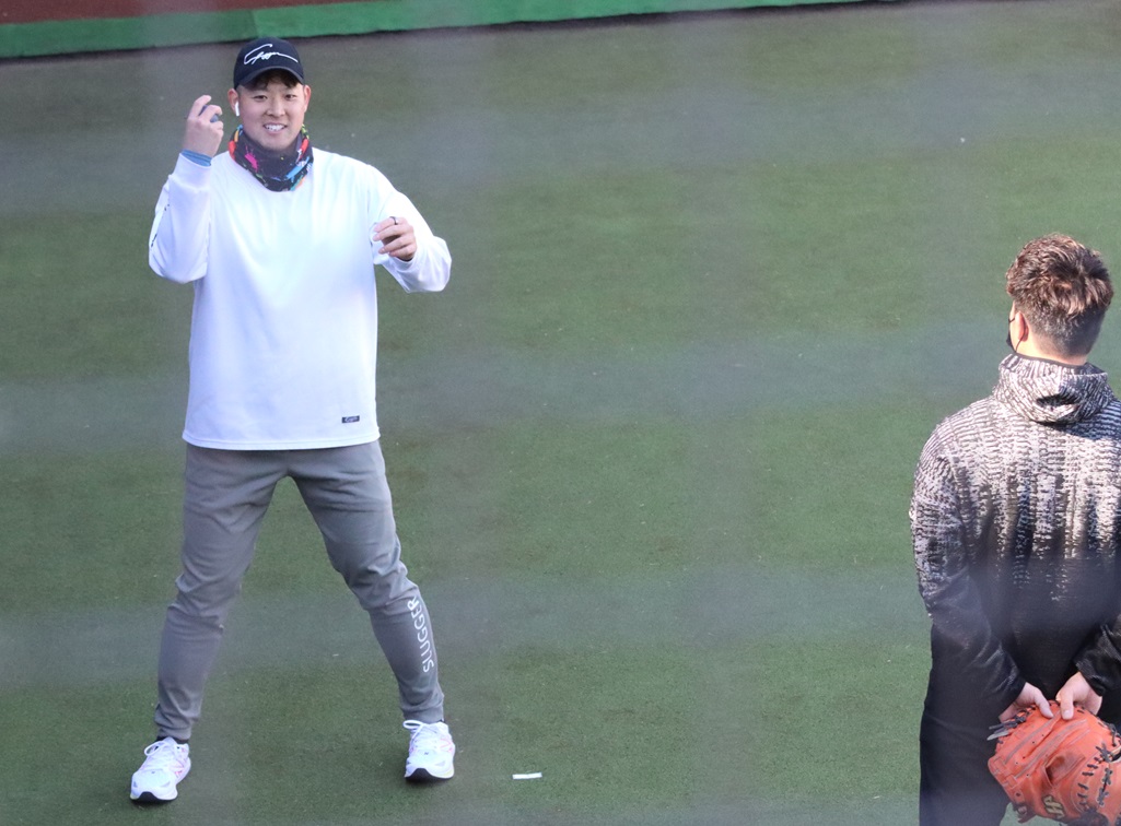 スタッフと話をする日本ハム斎藤（左）（撮影・永野高輔）
