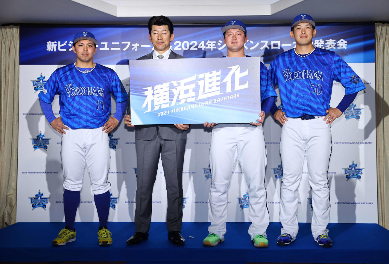 船内で行われる新ビジターユニホーム発表イベントで写真に納まる、左からDeNA東、三浦監督、牧、山本（撮影・垰建太）
