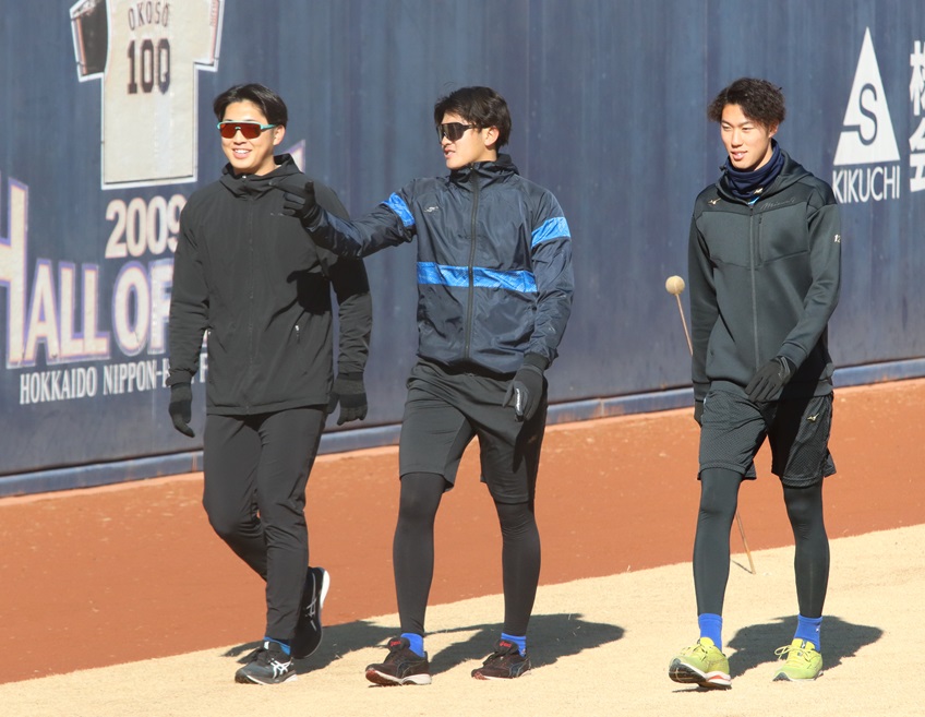 松本遼（左）らと話しながら歩く日本ハム安西（中央）。右は福島（撮影・永野高輔）