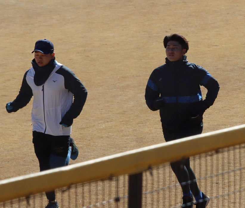 田宮とランニングする日本ハム安西（右）（撮影・永野高輔）