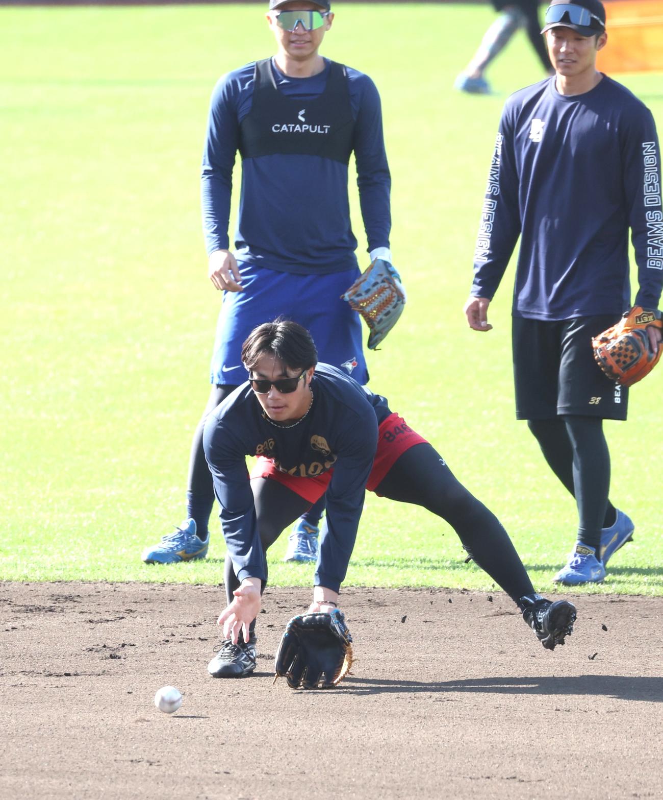 二塁でノックを受ける日本ハム細川（撮影・黒川智章）