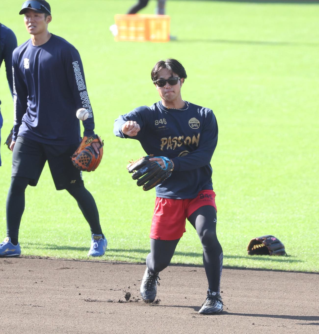 二塁でノックを受ける日本ハム細川（撮影・黒川智章）