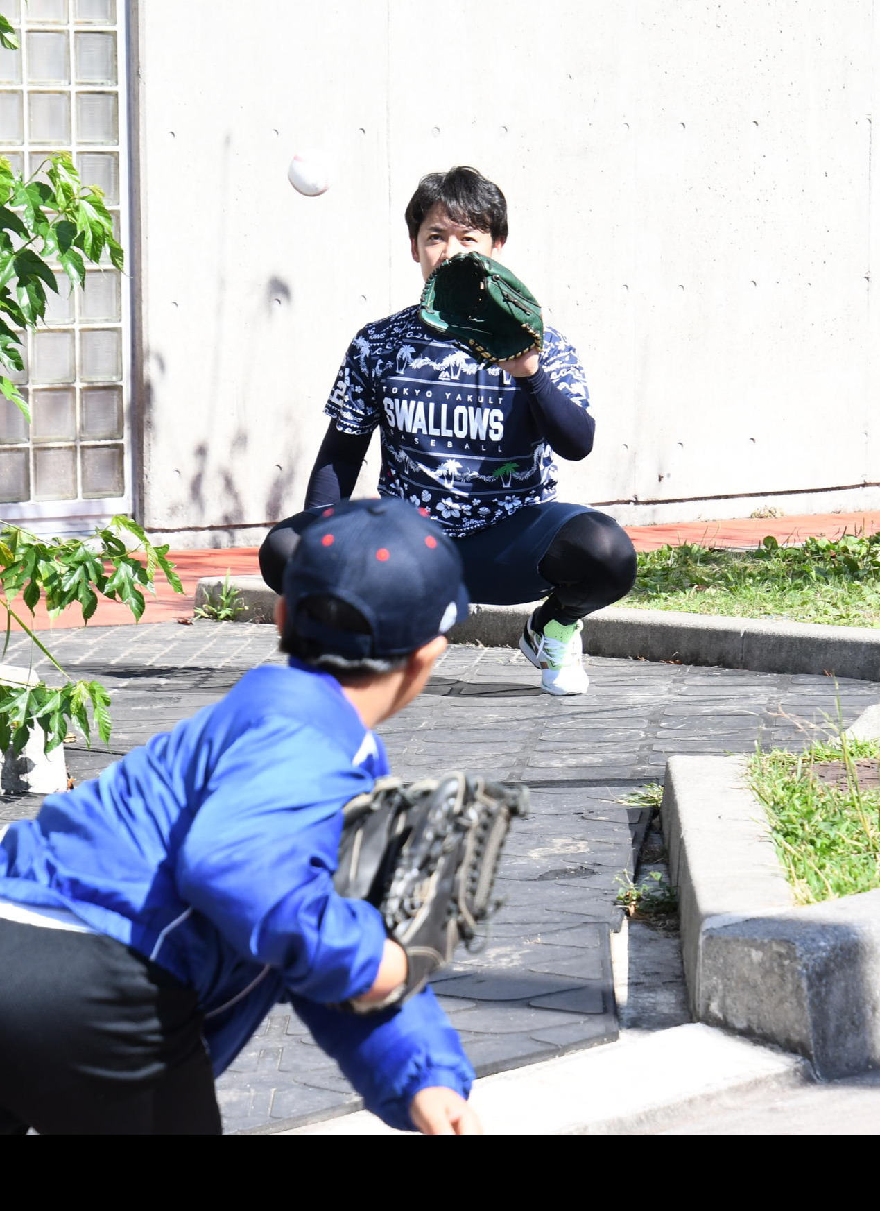 自主トレ後に、捕手役として地元の少年の投球を受けるヤクルト小川
