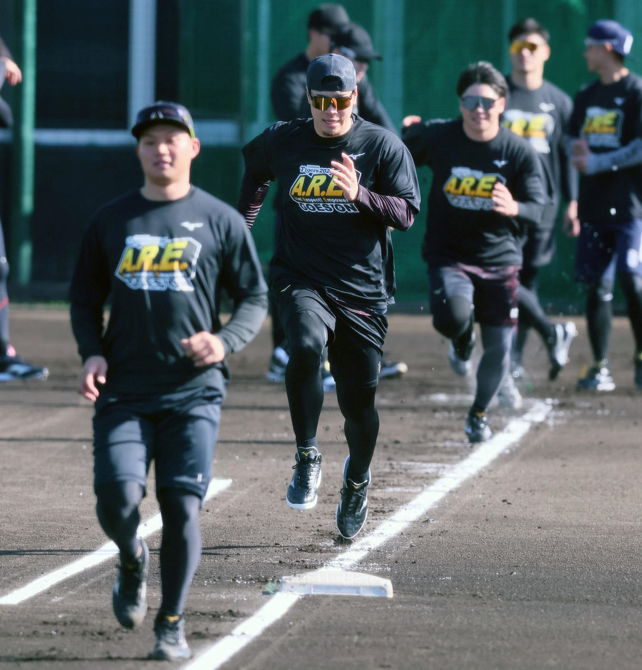 ベースランニングする佐藤輝（撮影・加藤哉）