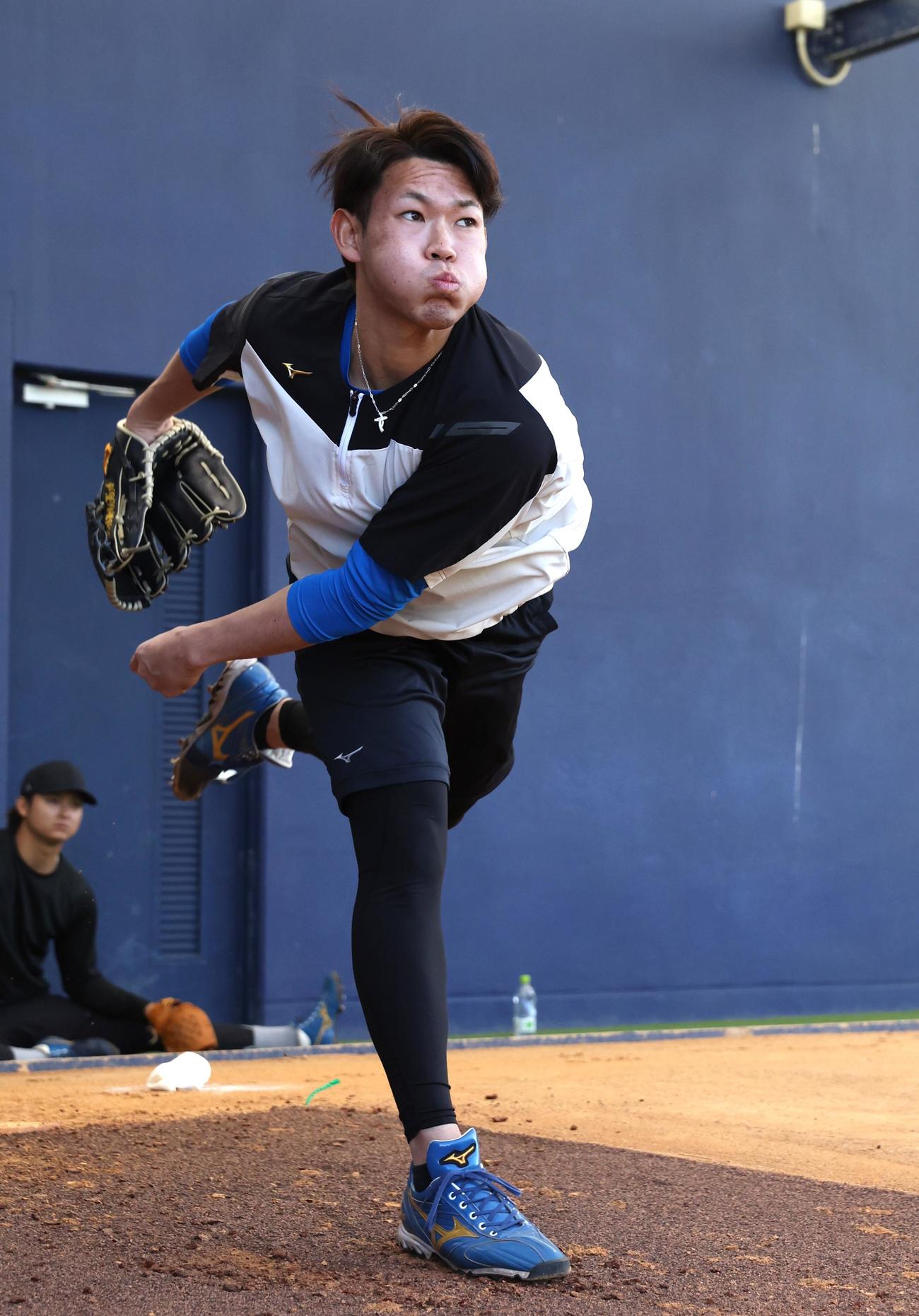 ブルペンで投球する日本ハム根本（撮影・黒川智章）