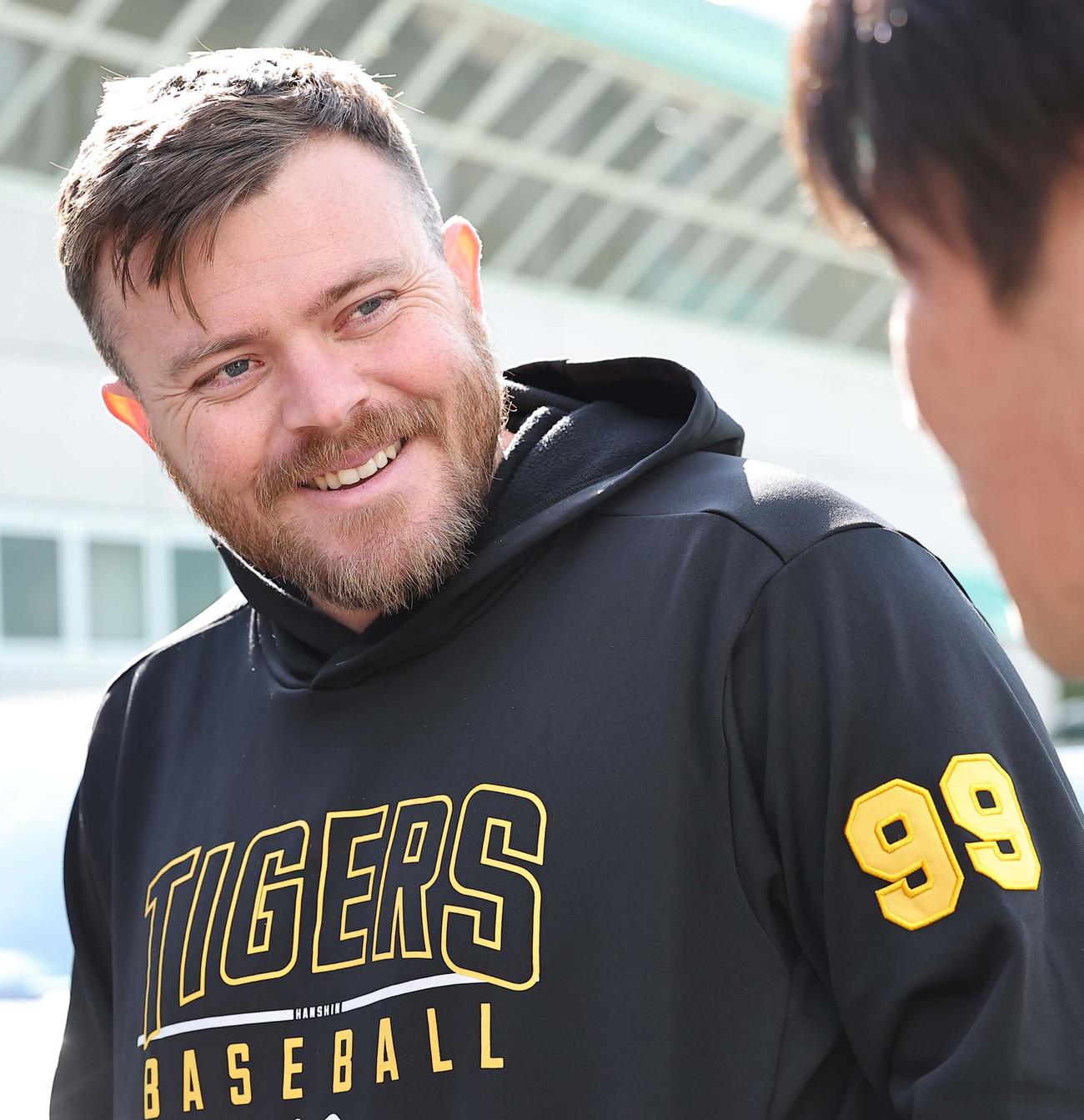 鳴尾浜球場を訪れたビーズリーは笑顔を見せる（撮影・上田博志）