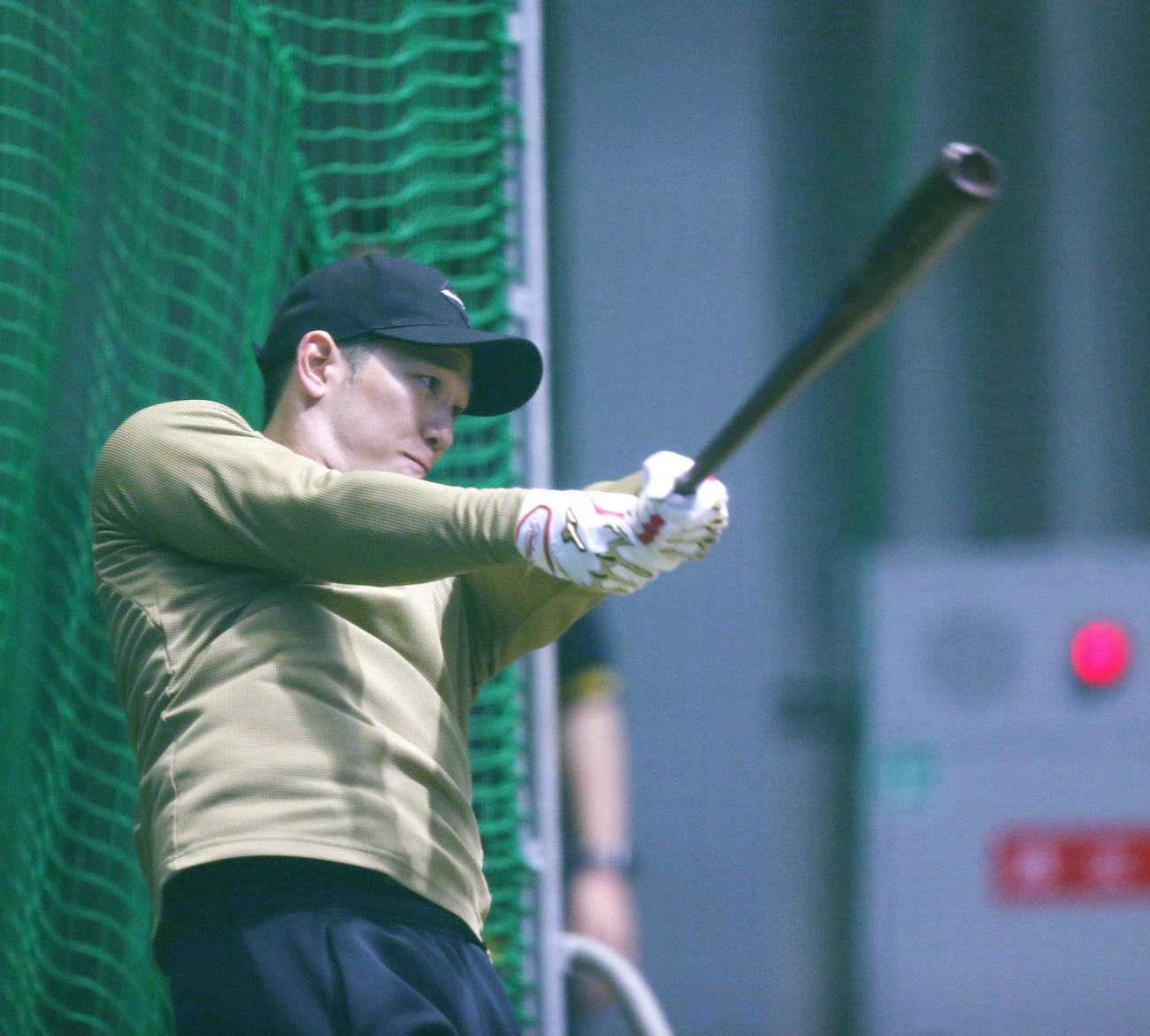 自主トレを公開したソフトバンク栗原は打撃練習を行う（撮影・冨田成美）
