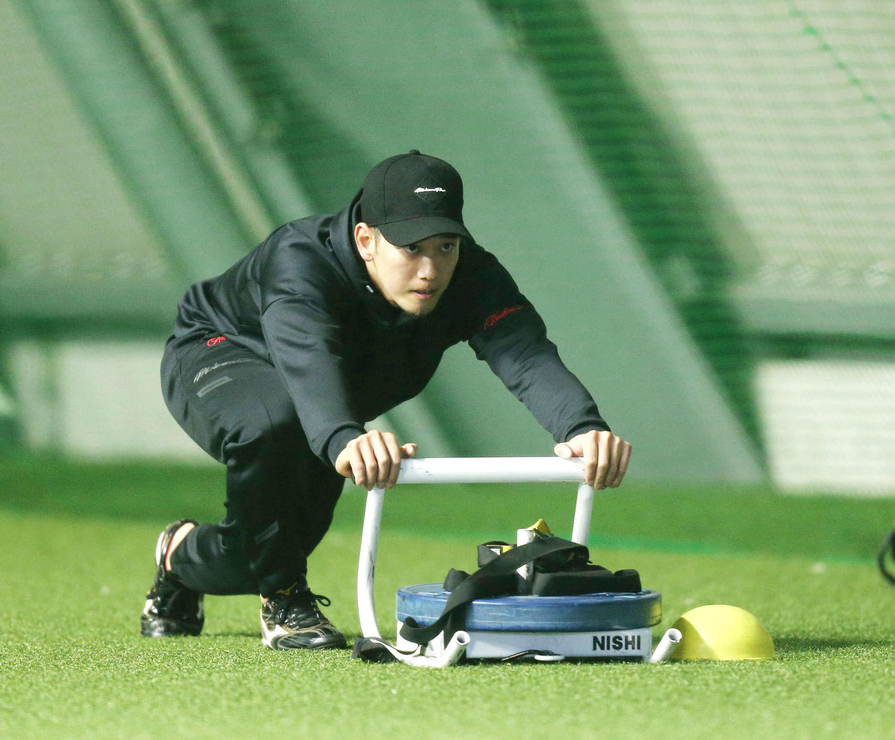 自主トレを公開したソフトバンク栗原（撮影・冨田成美）