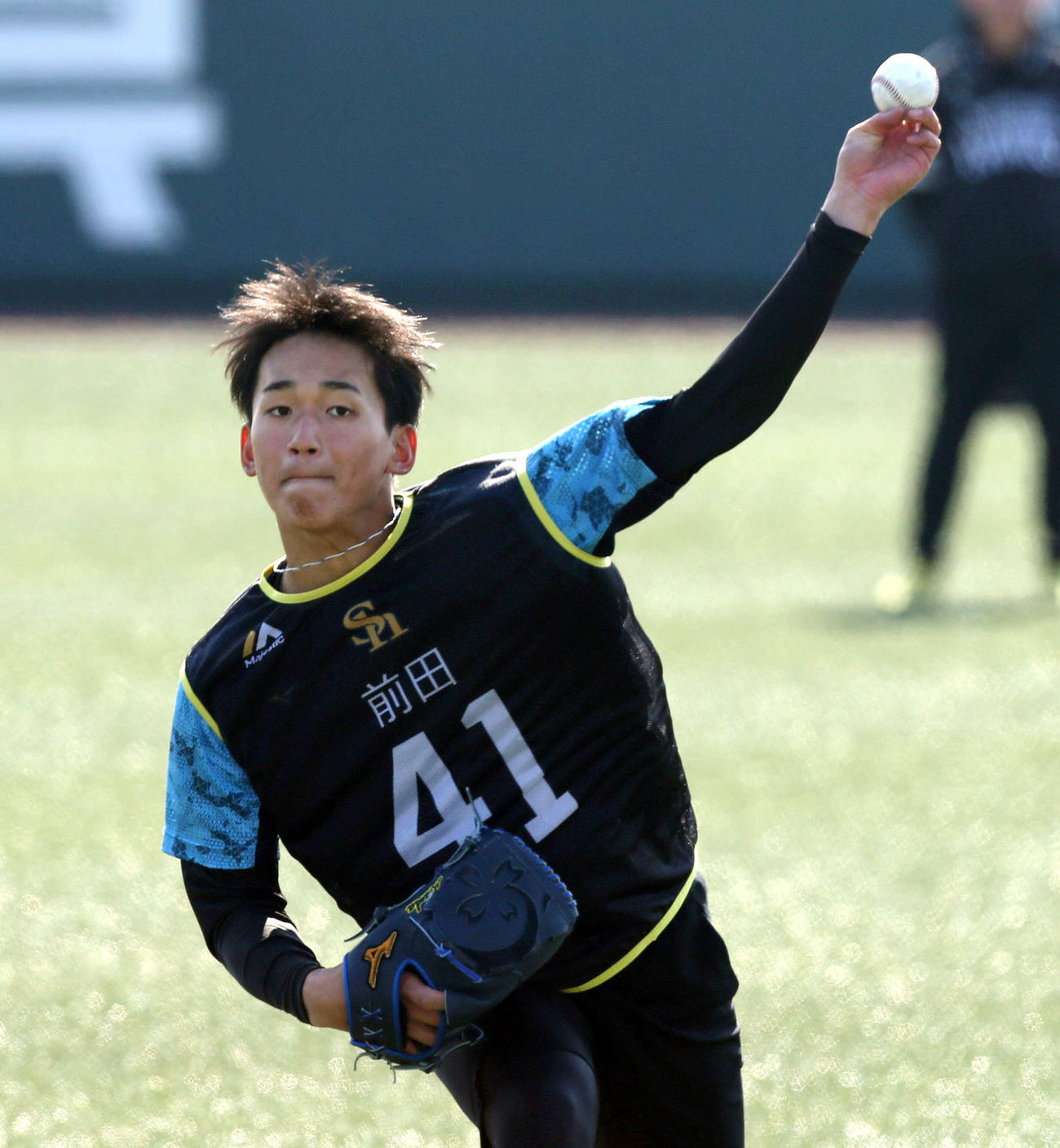 新人合同自主トレでキャッチボールをする前田（撮影・冨田成美）