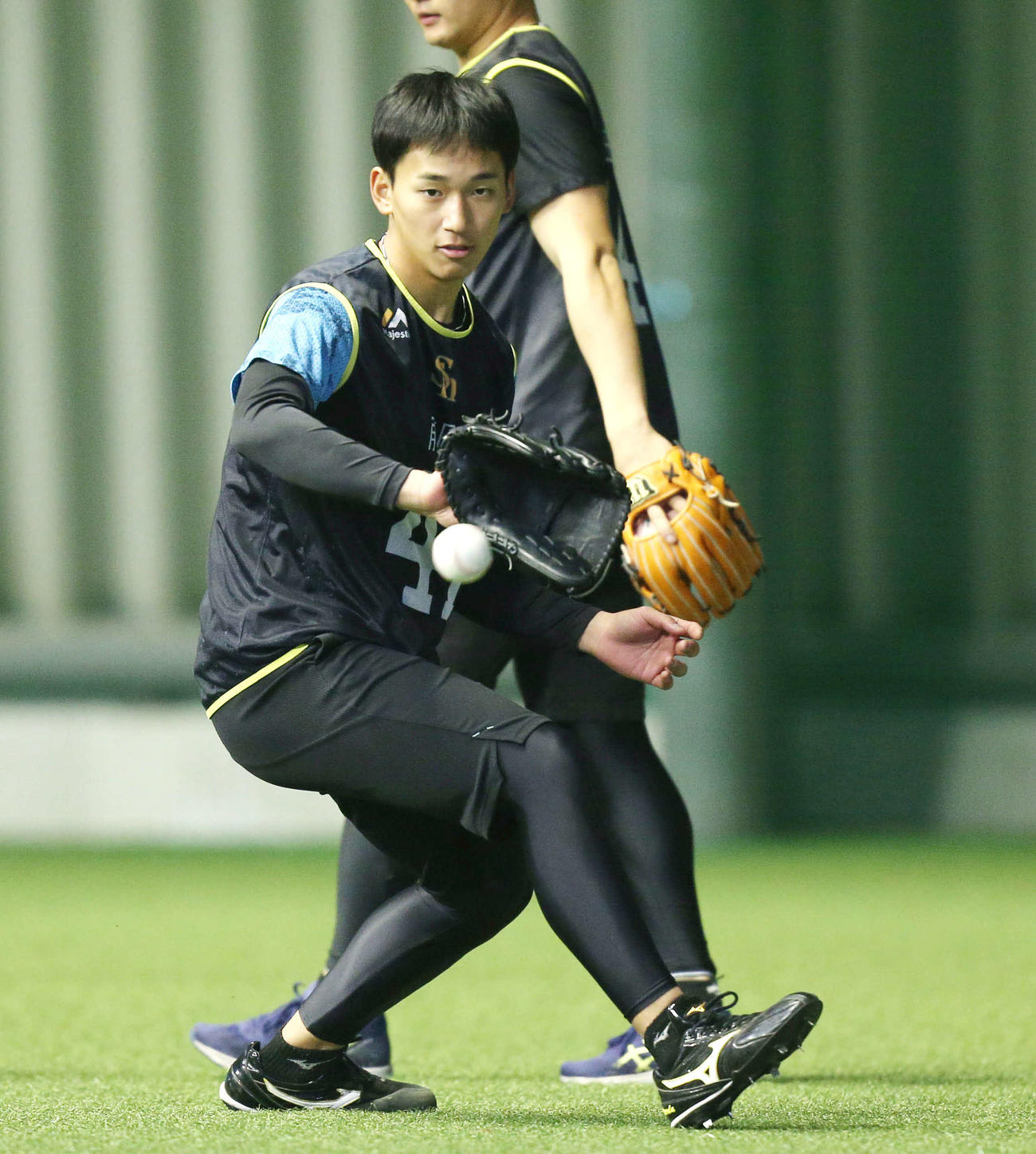 新人合同自主トレでノックを受ける前田（撮影・冨田成美）