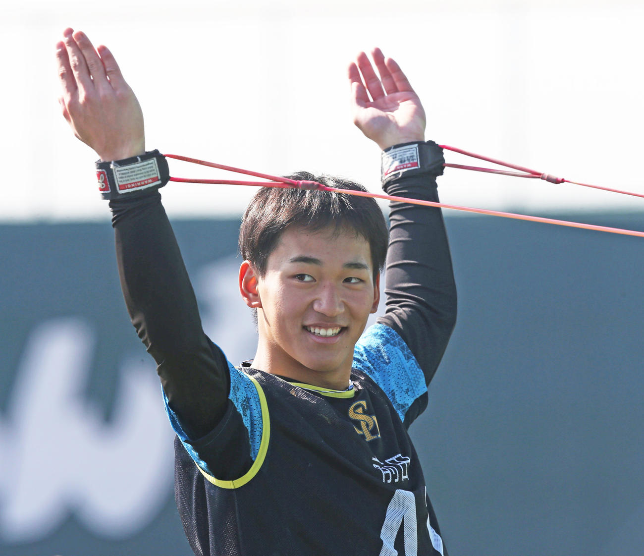 チューブトレーニングを行う前田（撮影・冨田成美）