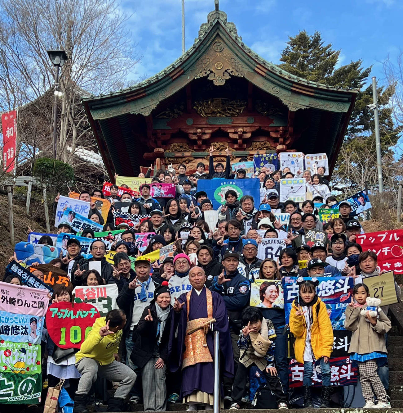 狭山山不動寺で必勝祈願を行った約100人の西武ファン（撮影・金子真仁）